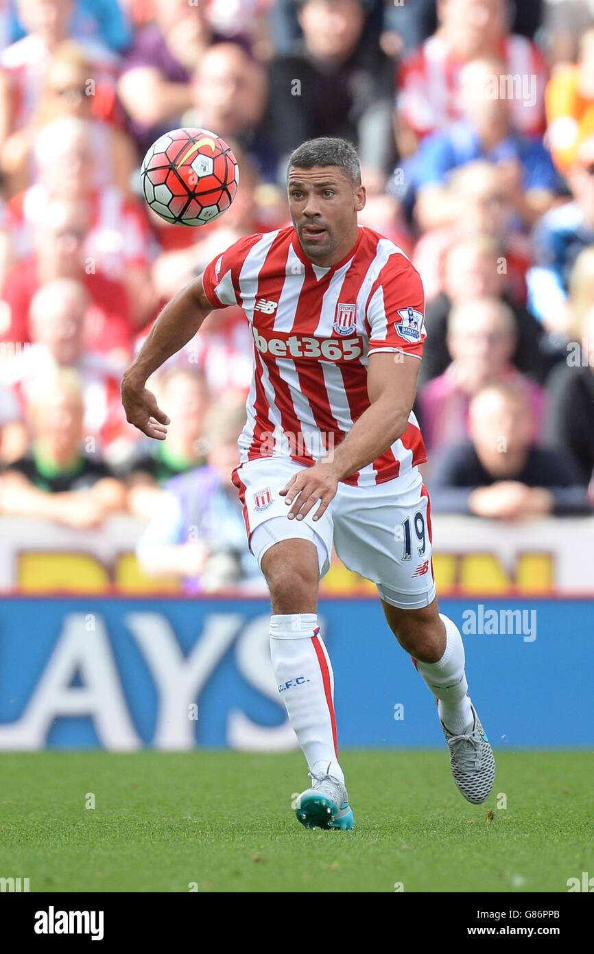 Jonathan Walters de Stoke City pendant le match de la Barclays Premier League au stade Britannia, Stoke-on-Trent. APPUYEZ SUR ASSOCIATION photo. Date de la photo: Dimanche 9 août 2015. Voir PA Story FOOTBALL Stoke. Le crédit photo devrait se lire: Martin Rickett/PA Wire. Aucune utilisation avec des fichiers audio, vidéo, données, listes de présentoirs, logos de clubs/ligue ou services « en direct » non autorisés. Utilisation en ligne limitée à 45 images, pas d'émulation vidéo. Aucune utilisation dans les Paris, les jeux ou les publications de club/ligue/joueur unique. Banque D'Images