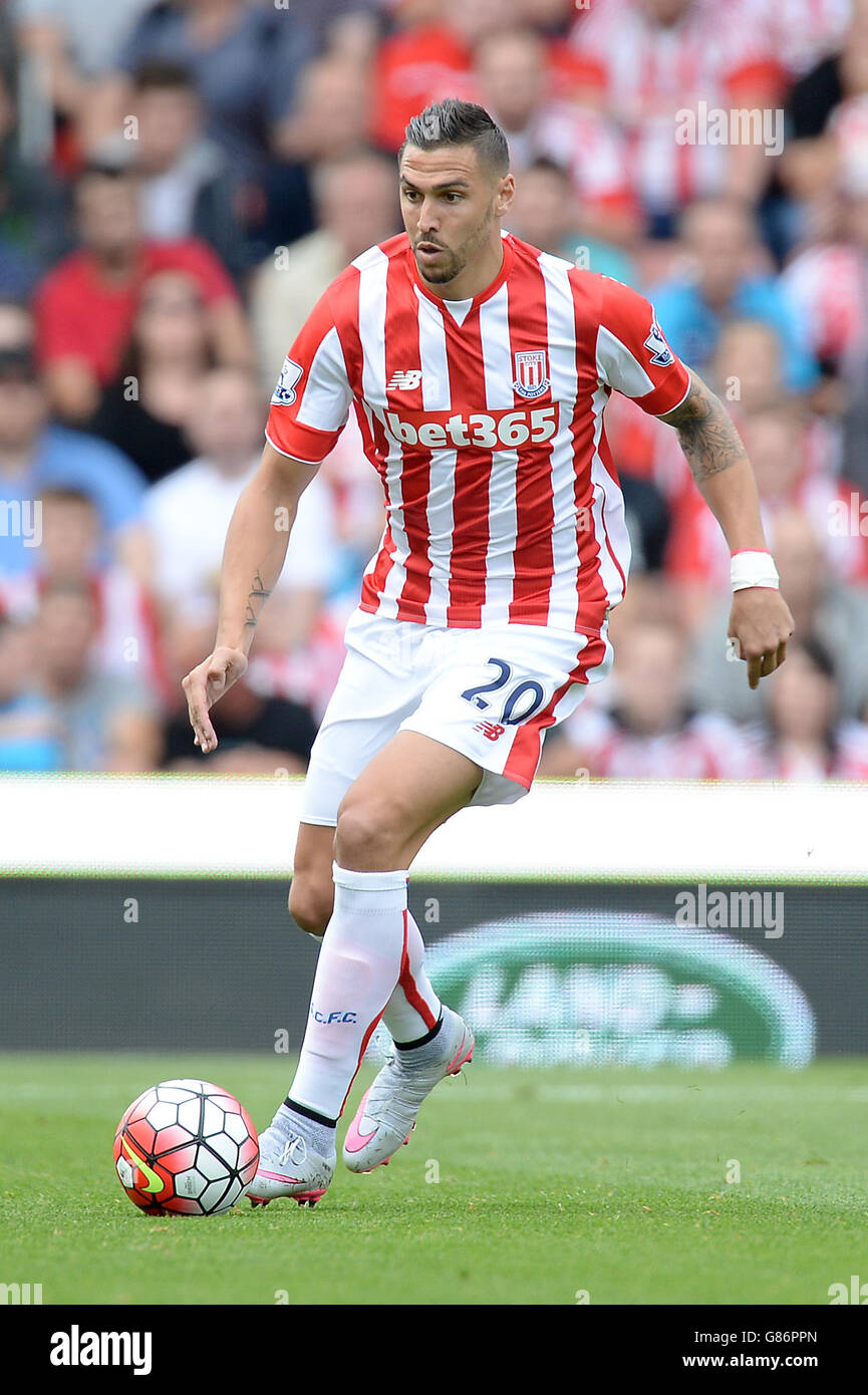 Geoff Cameron de Stoke City pendant le match de la Barclays Premier League au stade Britannia, Stoke-on-Trent. APPUYEZ SUR ASSOCIATION photo. Date de la photo: Dimanche 9 août 2015. Voir PA Story FOOTBALL Stoke. Le crédit photo devrait se lire: Martin Rickett/PA Wire. . Aucune utilisation avec des fichiers audio, vidéo, données, listes de présentoirs, logos de clubs/ligue ou services « en direct » non autorisés. Utilisation en ligne limitée à 45 images, pas d'émulation vidéo. Aucune utilisation dans les Paris, les jeux ou les publications de club/ligue/joueur unique. Banque D'Images