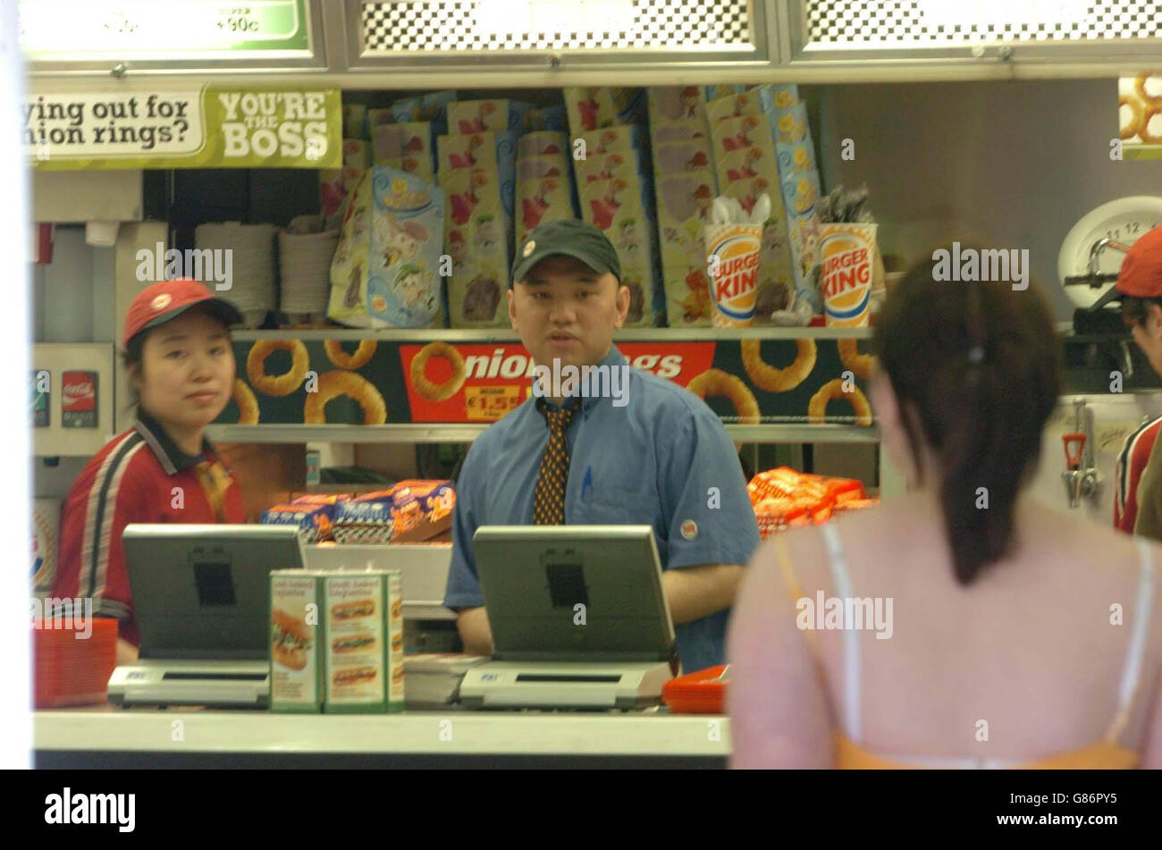 Les travailleurs de McDonald's.Les employés d'une chaîne de restauration rapide au travail. Banque D'Images