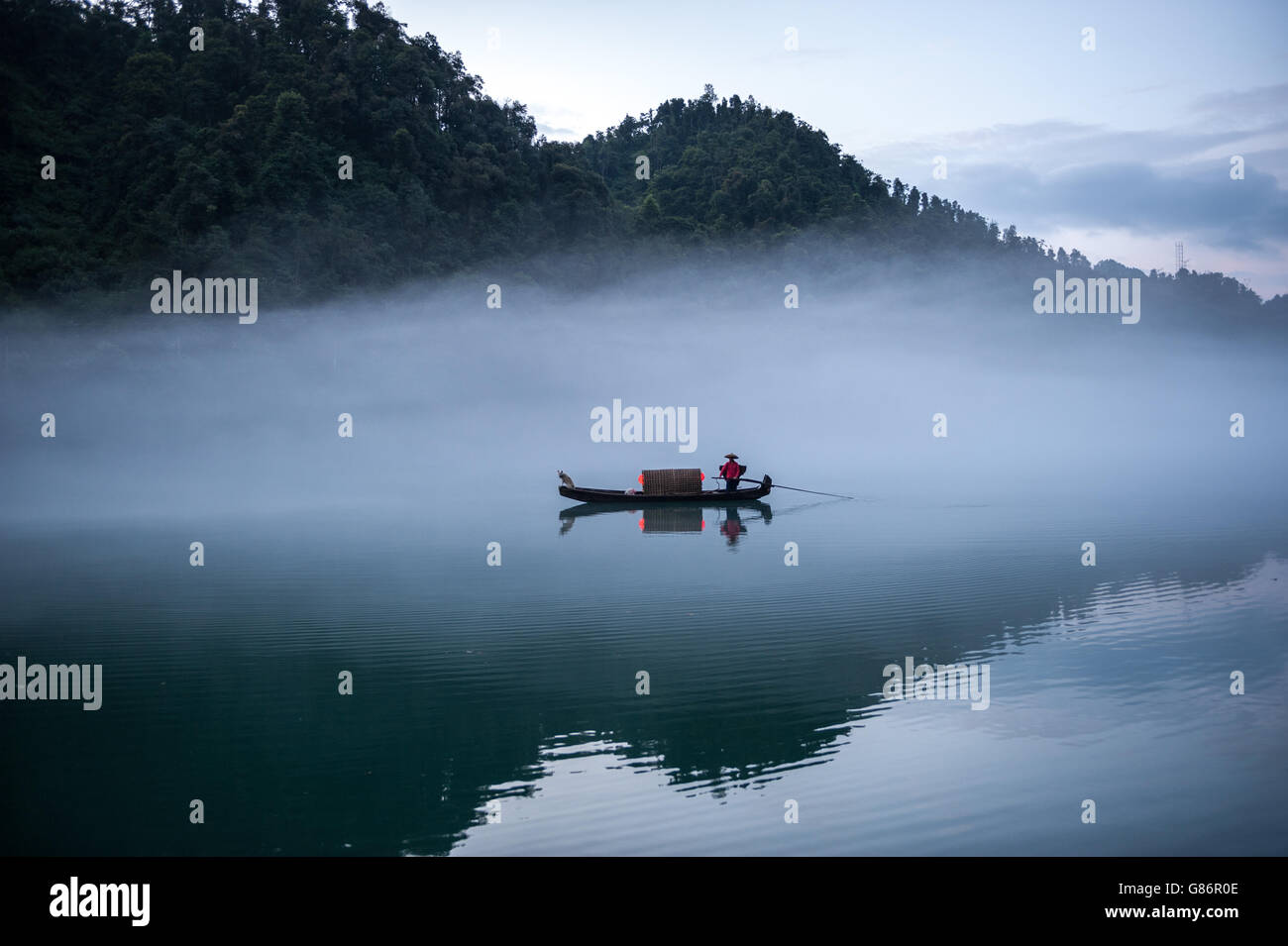 Man sailing bateau traditionnel sur la rivière Dong, Ganzhou, Chine Banque D'Images