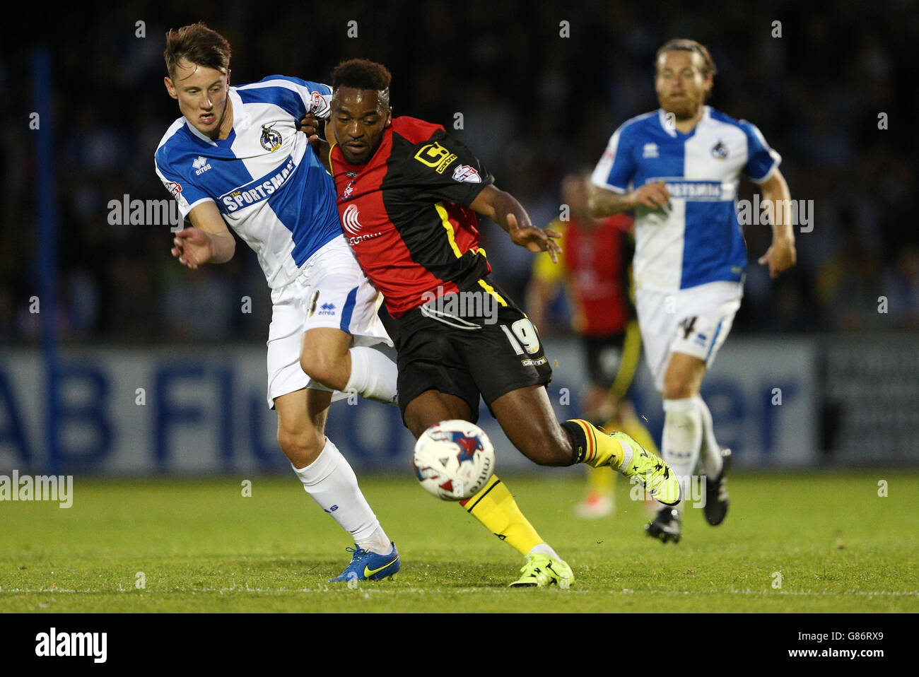 Le Jacques Maghoma de Birmingham City (à droite) est abordé par Bristol Rovers Ollie Clarke lors de la Capital One Cup, premier match rond au Memorial Stadium de Bristol. Banque D'Images