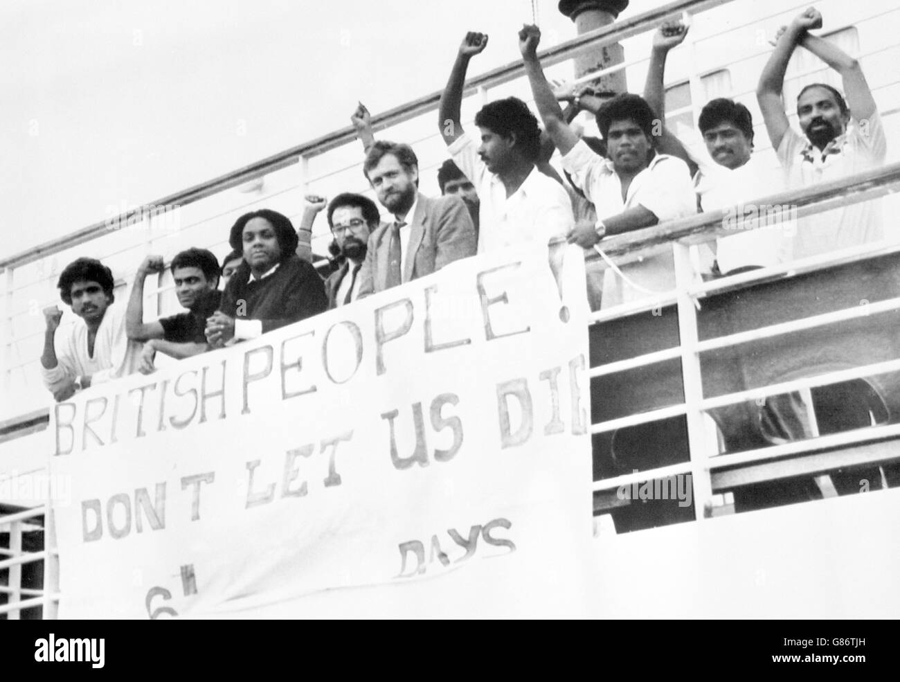 Les réfugiés tamouls, qui frappent la faim, sont rejoints à bord du navire de détention du gouvernement Earl William par les députés travaillistes Diane Abbott, Harry Cohen (au centre) et Jeremy Corbyn. Banque D'Images