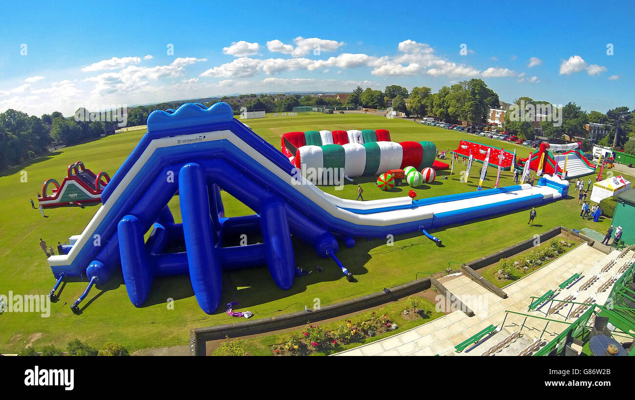 Le plus grand toboggan gonflable d'Europe est dévoilé au club de cricket de  Liverpool, et fera partie de trois Gung-Ho! événements pour recueillir de  l'argent pour les organismes de bienfaisance locaux Photo