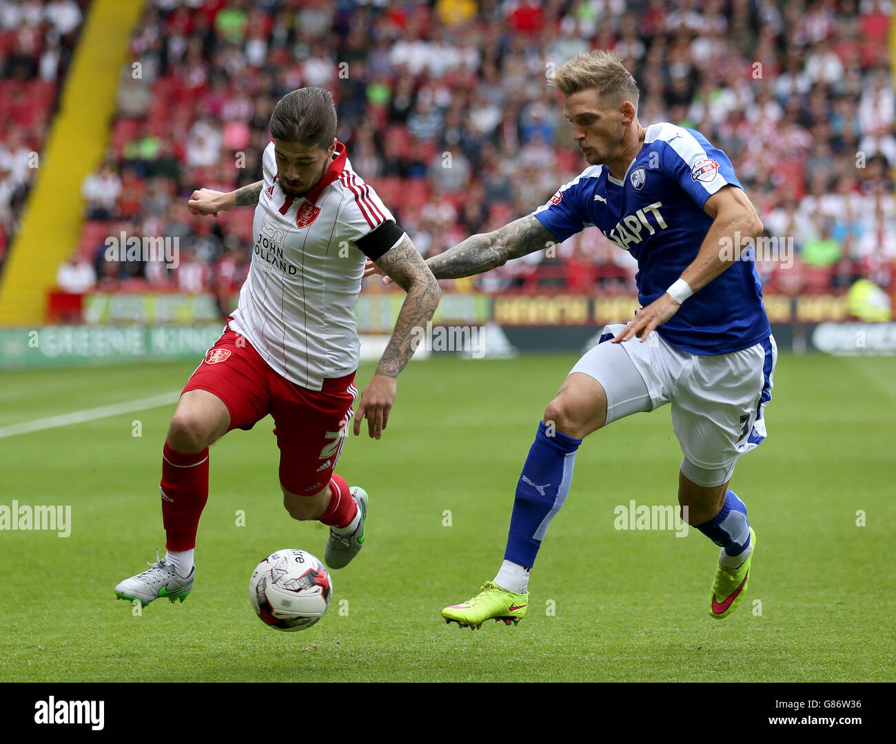 Kieron Freeman de Sheffield United (à gauche) et Daniel Jones de Chesterfield se battent pour le ballon lors du match de la Sky Bet League One à Bramall Lane, Sheffield. Banque D'Images