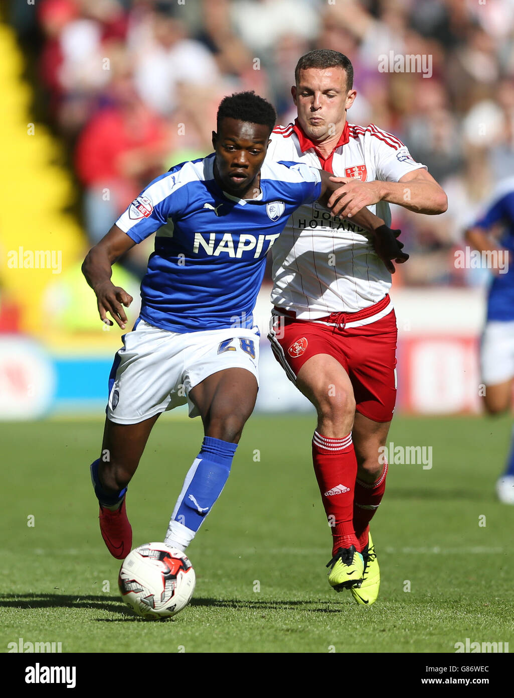 James Wallace de Sheffield United (à droite) et Gboly Ariyibi de Chesterfield se battent pour le ballon lors du match Sky Bet League One à Bramal Lane, Sheffield. Banque D'Images