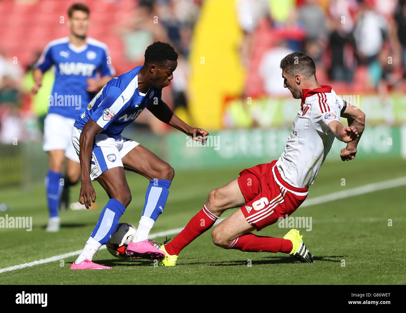 Gboly Ariyibi (à gauche) de Chesterfield est affronté par Chris Basham de Sheffield United lors du match Sky Bet League One à Bramal Lane, Sheffield. APPUYEZ SUR ASSOCIATION photo. Date de la photo: Samedi 15 août 2015. Voir PA Story FOOTBALL Sheff Utd. Le crédit photo devrait se lire comme suit : Tim Goode/PA Wire. Aucune utilisation avec des fichiers audio, vidéo, données, listes de présentoirs, logos de clubs/ligue ou services « en direct » non autorisés. Utilisation en ligne limitée à 45 images, pas d'émulation vidéo. Aucune utilisation dans les Paris, les jeux ou les publications de club/ligue/joueur unique. Banque D'Images