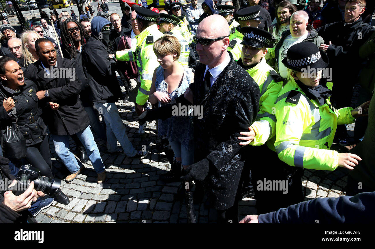 La police intervient à Liverpool pour protéger les membres de l'action nationale alors qu'elle annulait sa « Marche de l'Homme blanc » à la suite de deux contre-protestations antérieures du réseau antifasciste et Unite contre le fascisme. Banque D'Images