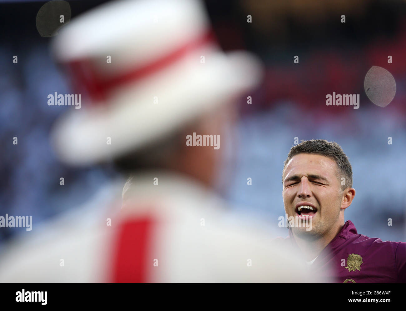 Sam Burgess, en Angleterre, chante l'hymne national avant le match d'échauffement de la coupe du monde au stade de Twickenham, à Londres. Banque D'Images