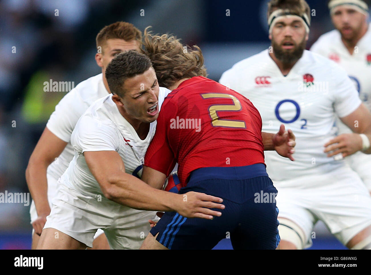 Rugby Union - World Cup Warm Up - Angleterre / France - Twickenham Stadium.Sam Burgess (à gauche), en Angleterre, s'attaque au Dimitri Szarzewski de France pendant le match d'échauffement de la coupe du monde au stade de Twickenham, à Londres. Banque D'Images