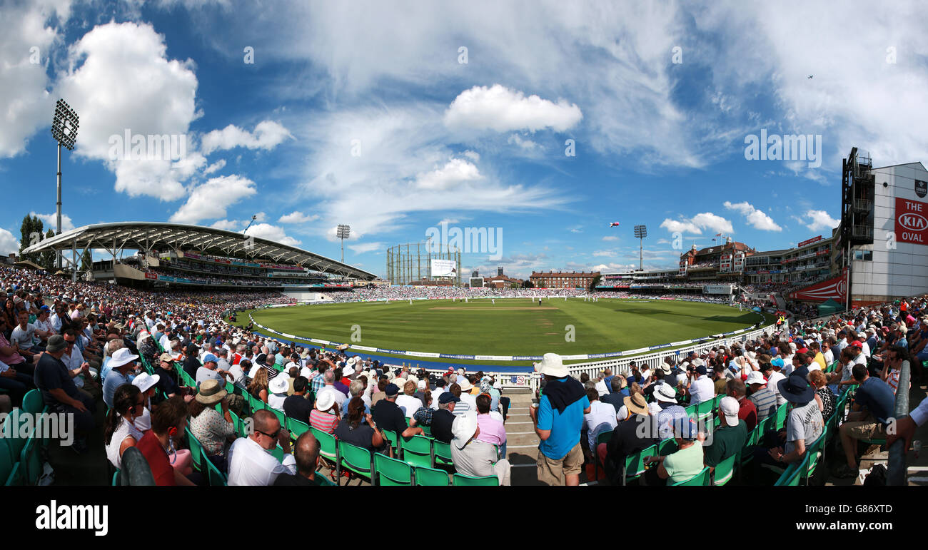 *LES ÉDITEURS NOTENT L'IMAGE COMPOSITE* UNE vue panoramique, composée de 10 images distinctes, du Kia Oval au cours du deuxième jour du cinquième test Investec Ashes à l'Oval, Londres. Banque D'Images