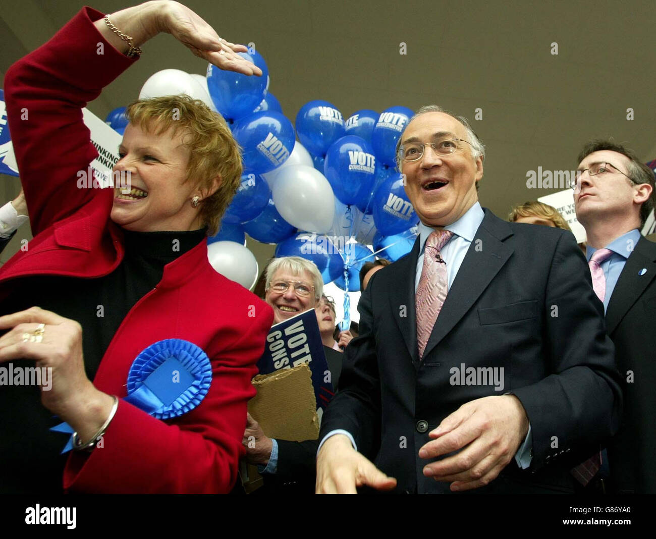 Le chef conservateur Michael Howard et la candidate locale Anne Milton au cours de la dernière journée de campagne pour l'élection générale de 2005. Howard a déclaré aujourd'hui que les mensonges de Tony Blair, et non les attaques des conservateurs contre son intégrité, ont porté atteinte à la confiance des politiciens. Le chef conservateur a dit que le premier ministre n'avait pas dit la vérité au sujet des impôts, de l'assurance nationale et des frais d'appoint. Banque D'Images