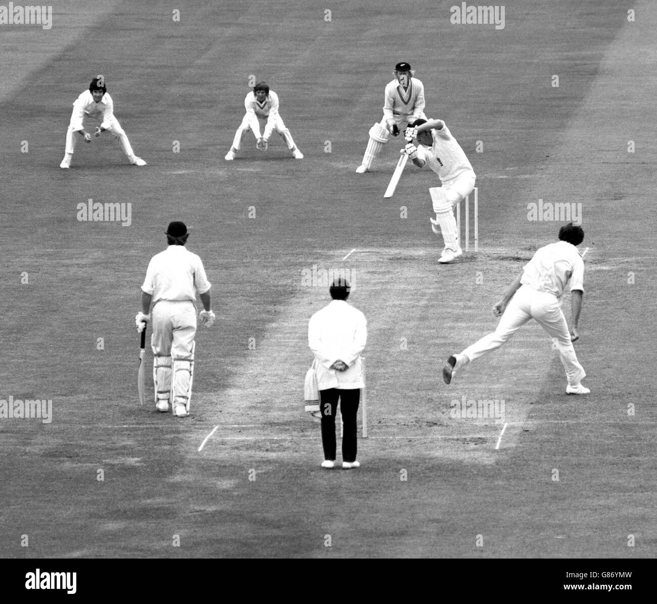 Cricket - Premier test - Angleterre / Nouvelle-Zélande - Trent Bridge.Richard Collinge Bowling à Tony Greig pendant la troisième journée du premier test. Banque D'Images