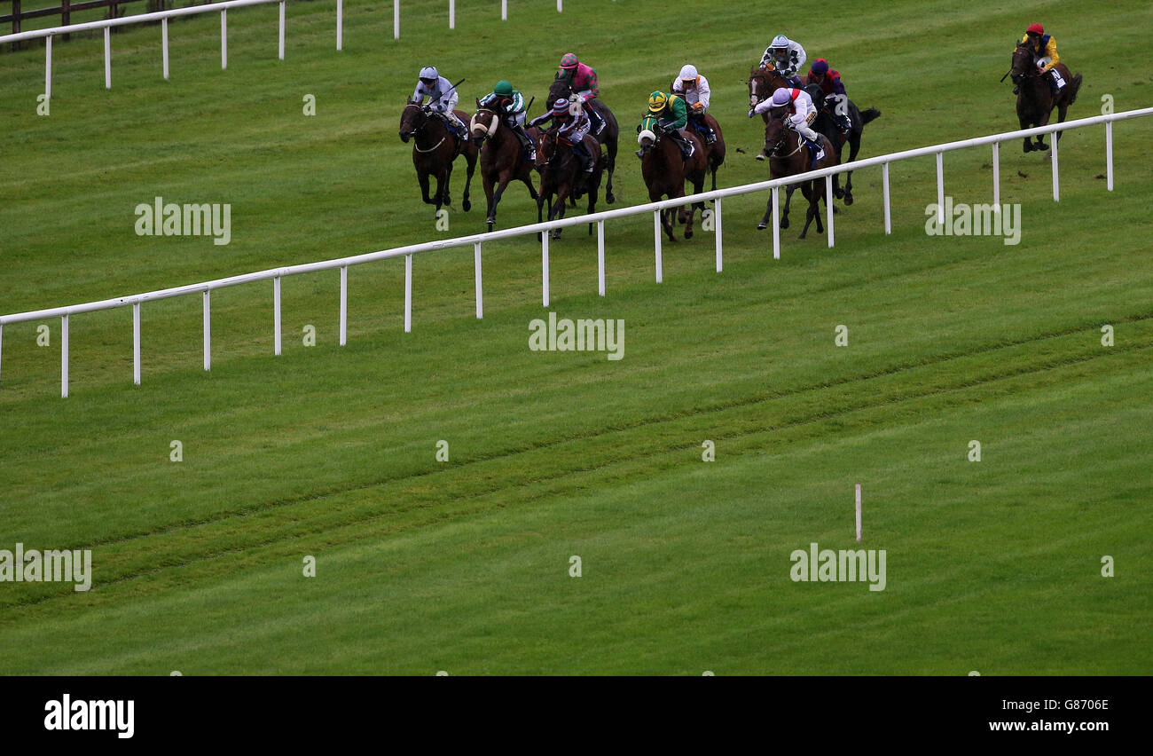 Coureurs et cavaliers pendant le forfait Mongey Communications pendant la deuxième journée du week-end des essais des champions irlandais de Longines à l'hippodrome de Curragh, Kildare. Banque D'Images