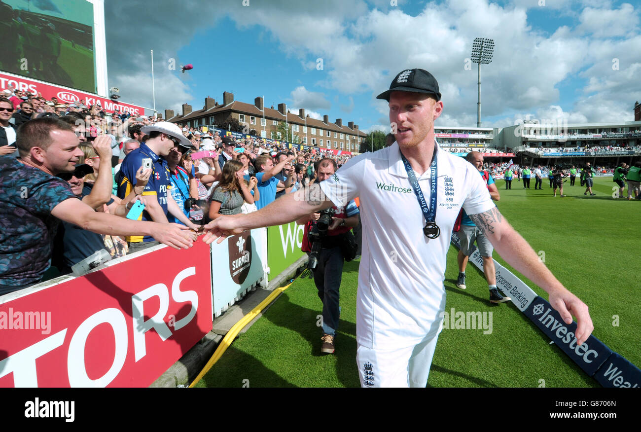 Ben Stokes, en Angleterre, célèbre après avoir remporté les cendres au cours du quatrième jour du cinquième Test Investec Ashes au Kia Oval, à Londres. Banque D'Images