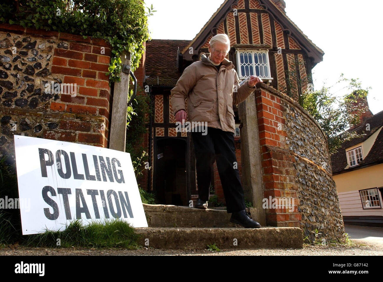 Un électeur non identifié quitte un bureau de vote dans le village de Brauauge, dans le Hertfordshire. Banque D'Images