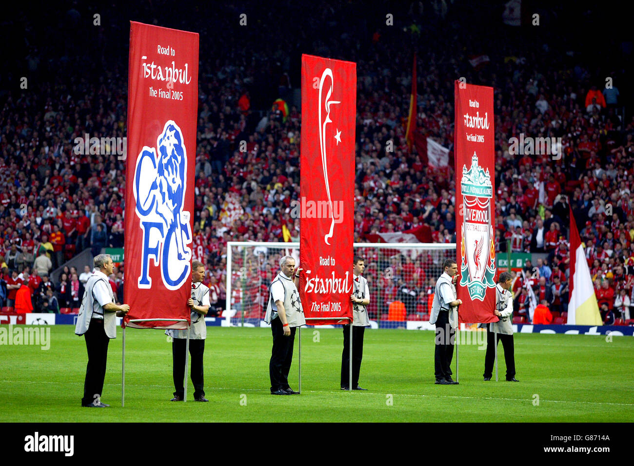 Football - Ligue des champions de l'UEFA - semi-finale - deuxième étape - Liverpool / Chelsea - Anfield.Les bannières correspondant à chaque équipe sont soulevées avant le match Banque D'Images