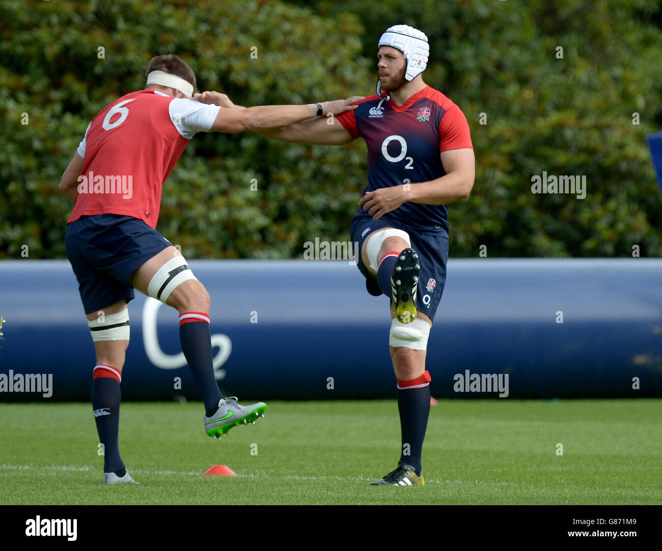 Rugby Union - session d'entraînement en Angleterre - Pennyhill Park.Dave Attwood (à droite) d'Angleterre pendant la séance d'entraînement au parc Pennyhill, Bagshot. Banque D'Images