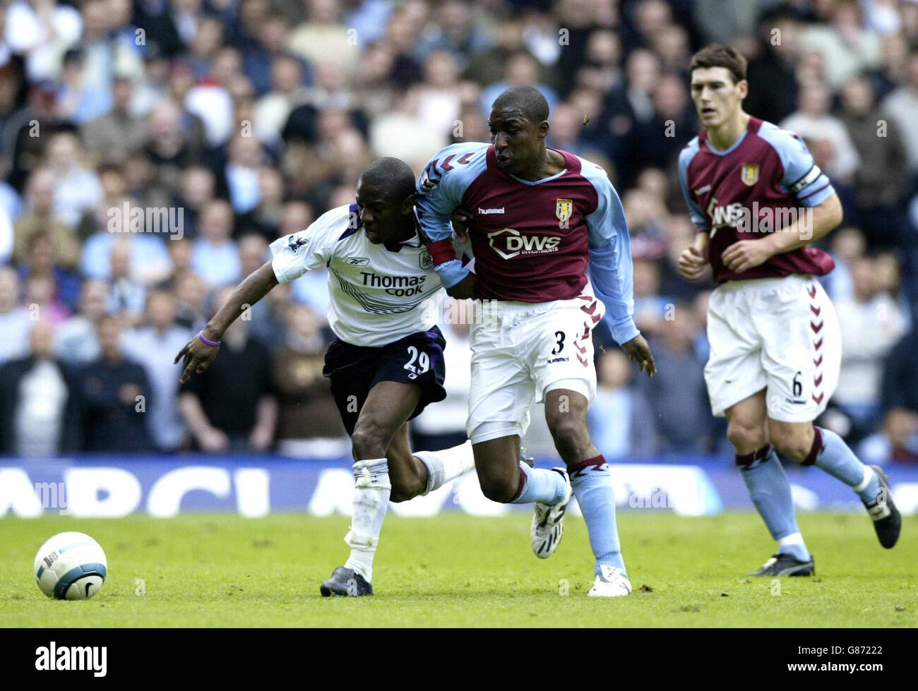 Football - FA Barclays Premiership - Aston Villa / Manchester City - Villa Park.Shaun Wright-Phillips (L) de Manchester City détient le JLloyd Samuel d'Aston Villa. Banque D'Images