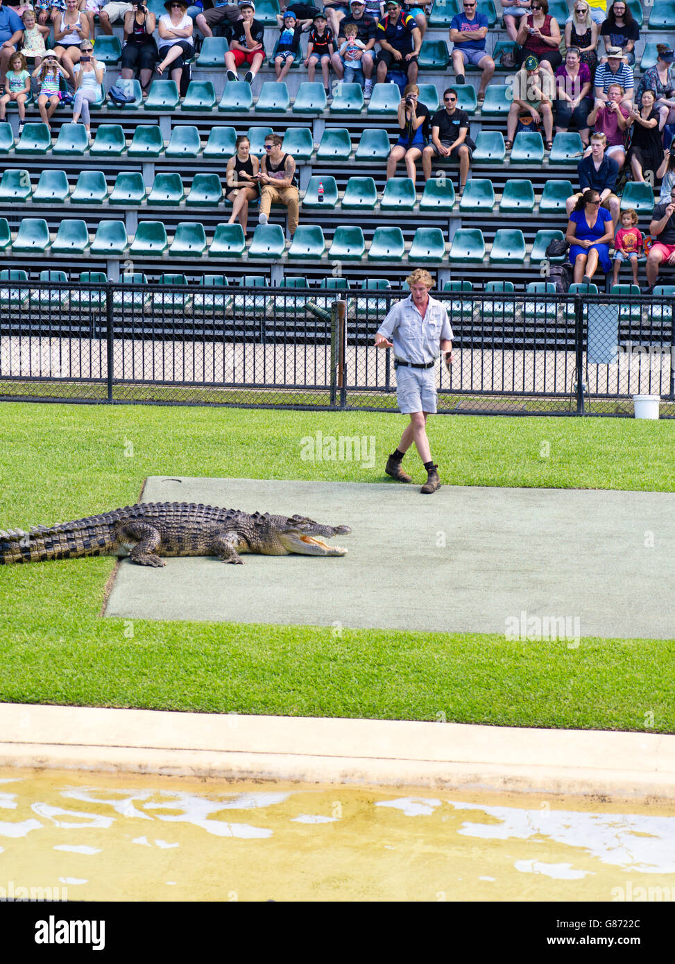 Un formateur rss un crocodile dans le cadre d'un spectacle au zoo, beerwah austrailian, Queensland, Australie. Banque D'Images