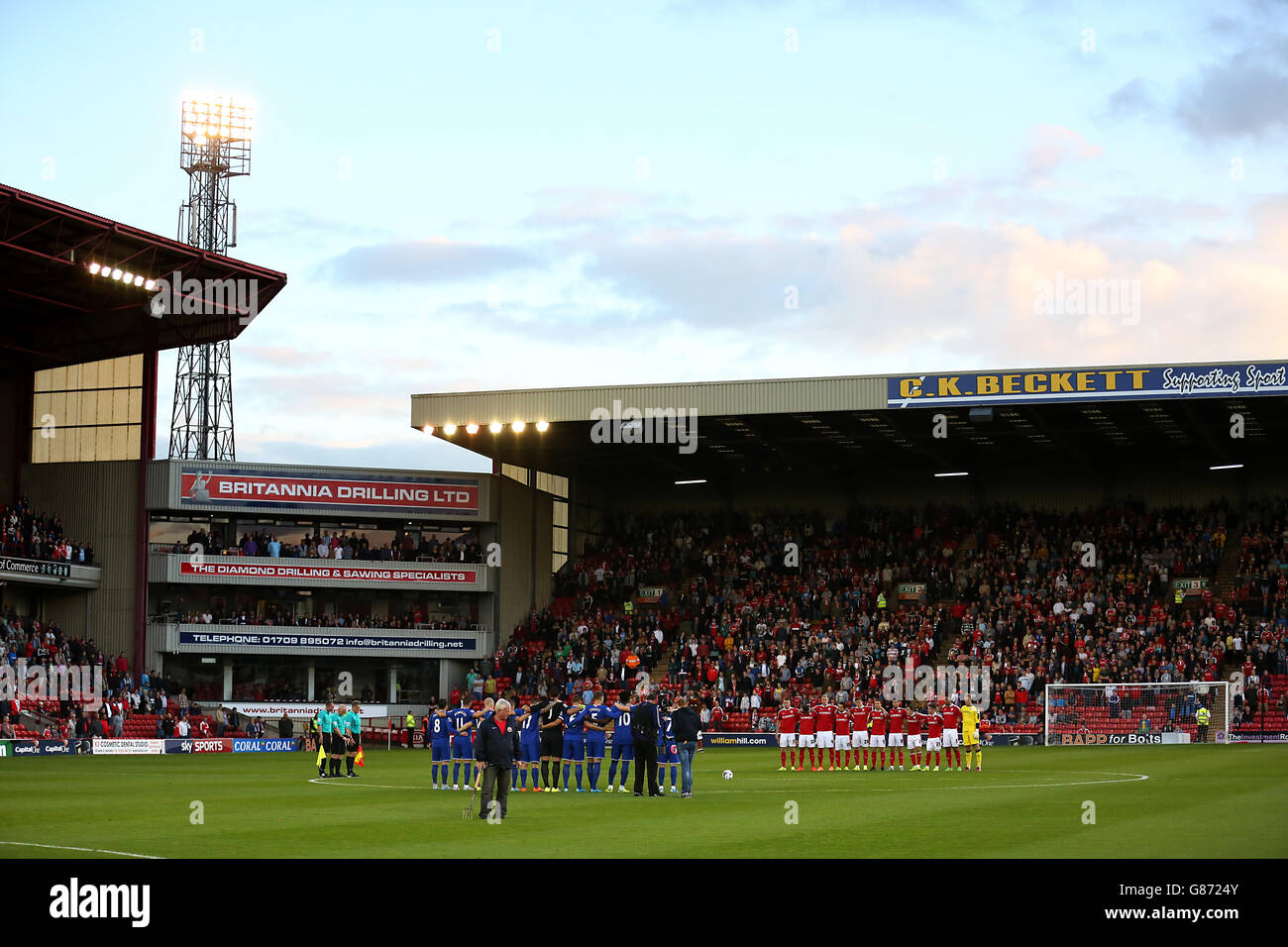 Les joueurs observent un silence de quelques minutes pour les victimes de la catastrophe aérienne de Shoreham avant la Capital One Cup, deuxième match rond à Oakwell, Barnsley. Banque D'Images