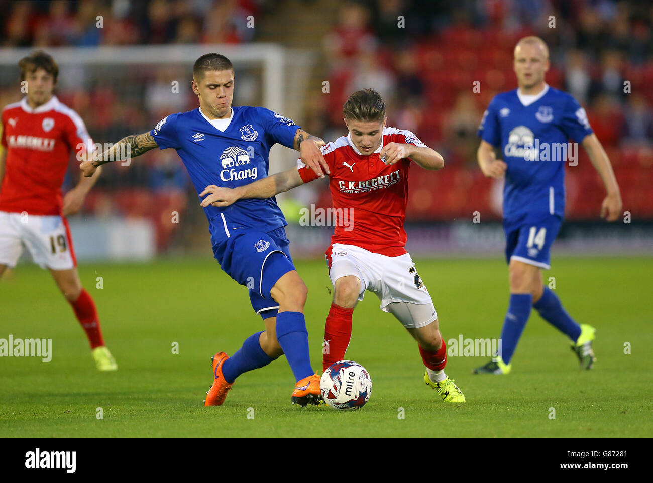 Muhamed Besic d'Everton (à gauche) et Daniel Crowley de Barnsley pendant la coupe Capital One, deuxième match rond à Oakwell, Barnsley. Banque D'Images