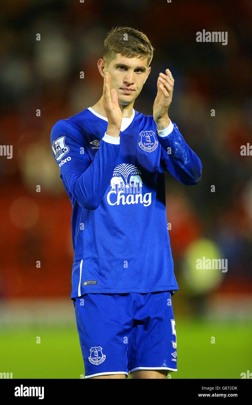 Soccer - Capital One Cup - second tour - Barnsley v Everton - Oakwell.John Stones d'Everton applaudit les fans après un temps supplémentaire de la Capital One Cup, deuxième match rond à Oakwell, Barnsley. Banque D'Images