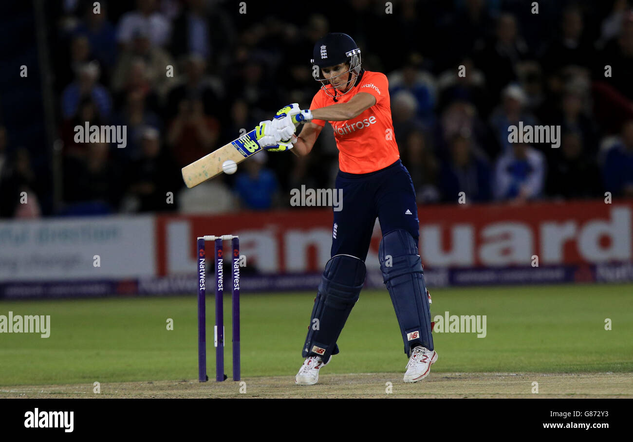 Charlotte Edwards, en Angleterre, est à l'avant-garde du deuxième match Twenty20 de la série Women's Ashes au County Ground de Brighton, en BrightonandHoveJobs.com. APPUYEZ SUR ASSOCIATION photo. Date de publication : vendredi 28 août 2015. Voir PA Story CRICKET England Women. Le crédit photo devrait se lire comme suit : John Walton/PA Wire. RESTRICTIONS : aucune utilisation commerciale sans le consentement écrit préalable de la BCE. Les images fixes n'utilisent que des images en mouvement pour émuler la diffusion. Pas de suppression ou d'obscurcissement des logos du sponsor. Pour plus d'informations, appelez le +44 (0)1158 447447 Banque D'Images