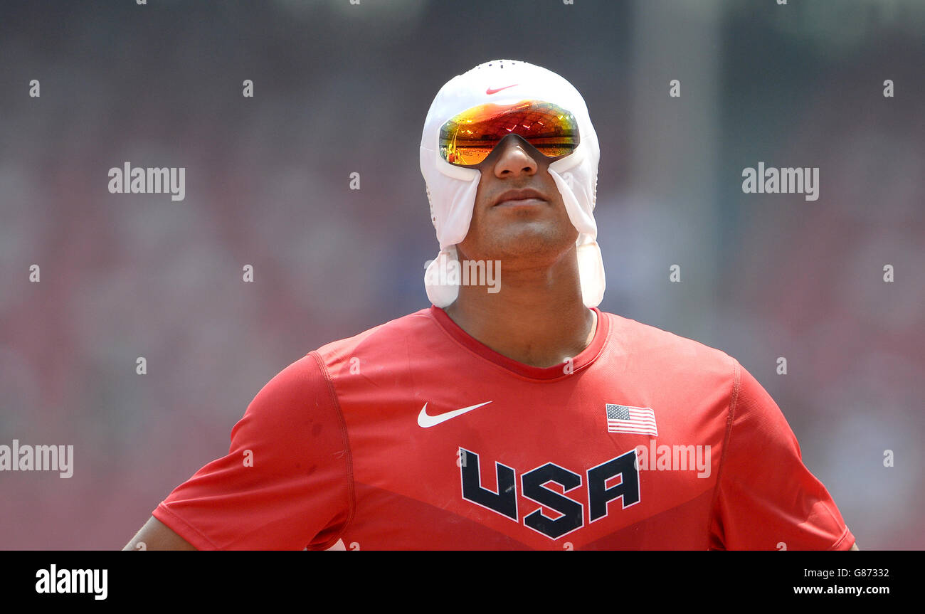 Ashton Eaton, des États-Unis, porte la casquette Nike Cooling entre les  sauts lors de l'élément Pole Vault du Décathlon pour Homme, lors du  huitième jour des championnats du monde de l'IAAF au