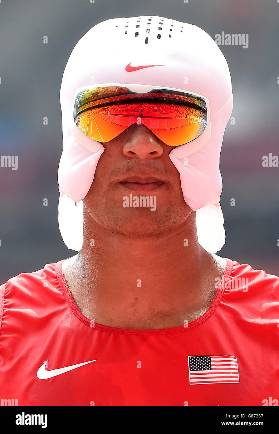 Ashton Eaton, des États-Unis, porte la casquette Nike Cooling entre les  sauts lors de l'élément Pole Vault du Décathlon pour Homme, lors du  huitième jour des championnats du monde de l'IAAF au