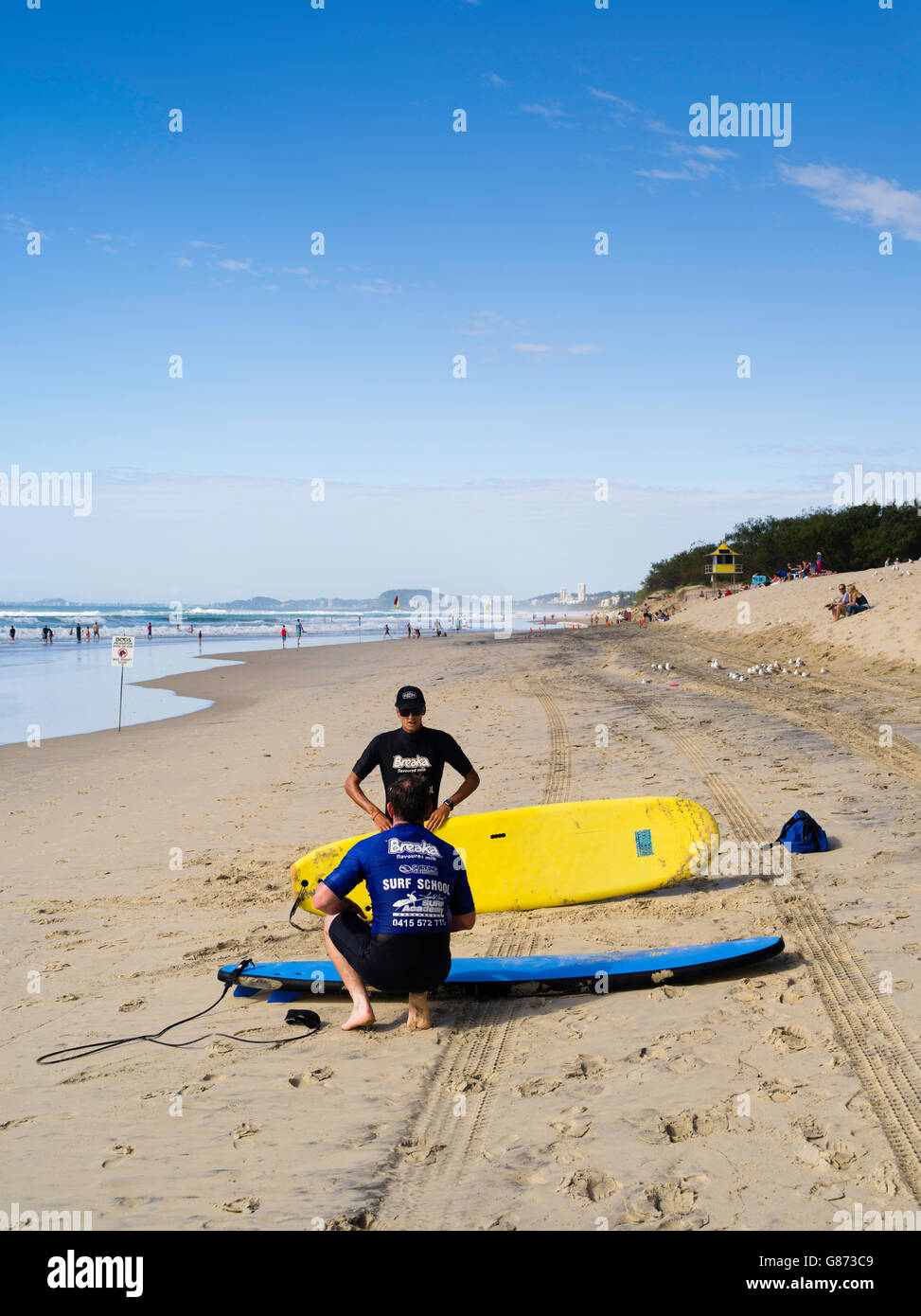 Un couple de moniteurs de surf pour préparer leurs classes sur broadbeach, Queenland, Australie. Banque D'Images