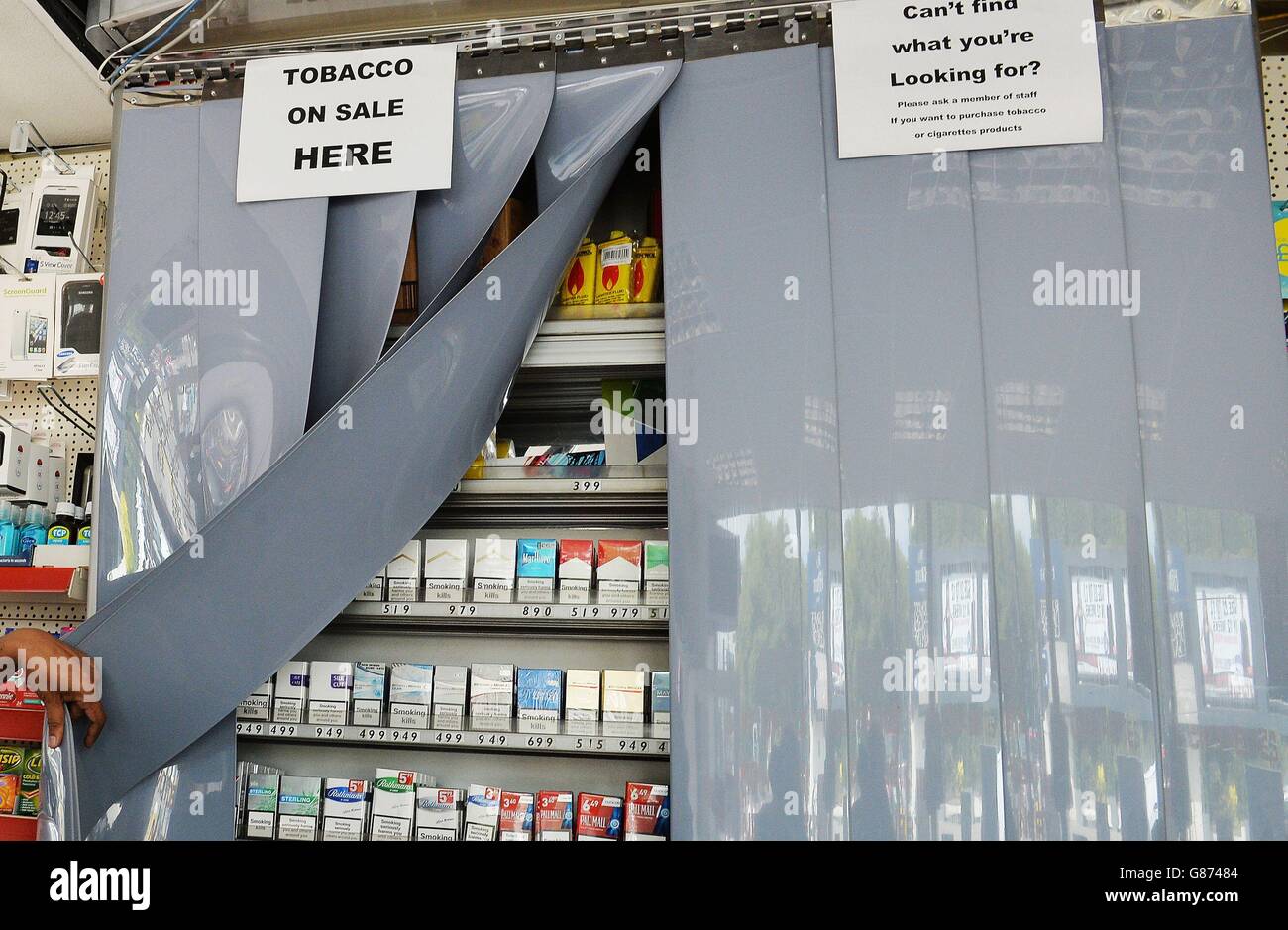 Un marchand de journaux et de tabac à Londres, avec les écrans qui couvrent tous les produits du tabac, car une enquête a trouvé près d'un magasin sur cinq a vendu illégalement des cigarettes à des enfants. Banque D'Images