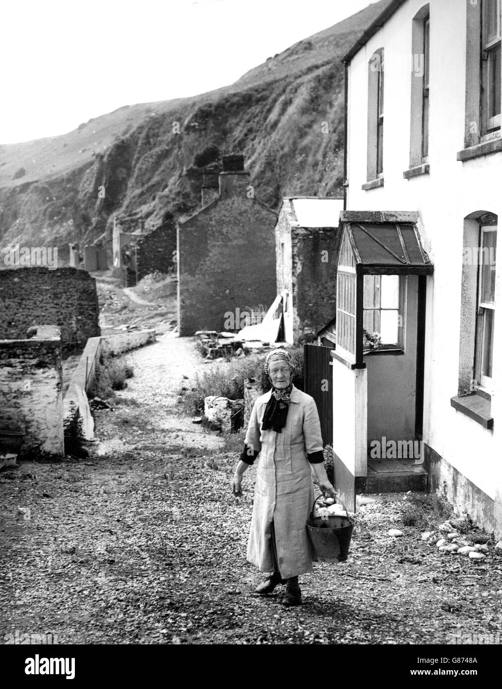 Elizabeth Prettyjohn, 70 ans, qui est le seul habitant du 'village fantôme' de South Hallsands dans le Sud du Devon.Avant qu'une tempête ne frappe en 1917, c'était un village de pêcheurs prospère, mais après, seulement Elizabeth et son frère ont été laissés.Son frère est décédé depuis et malgré une offre de vivre à Londres, elle a refusé parce qu'elle dit "il n'y a pas de place comme à la maison". Banque D'Images