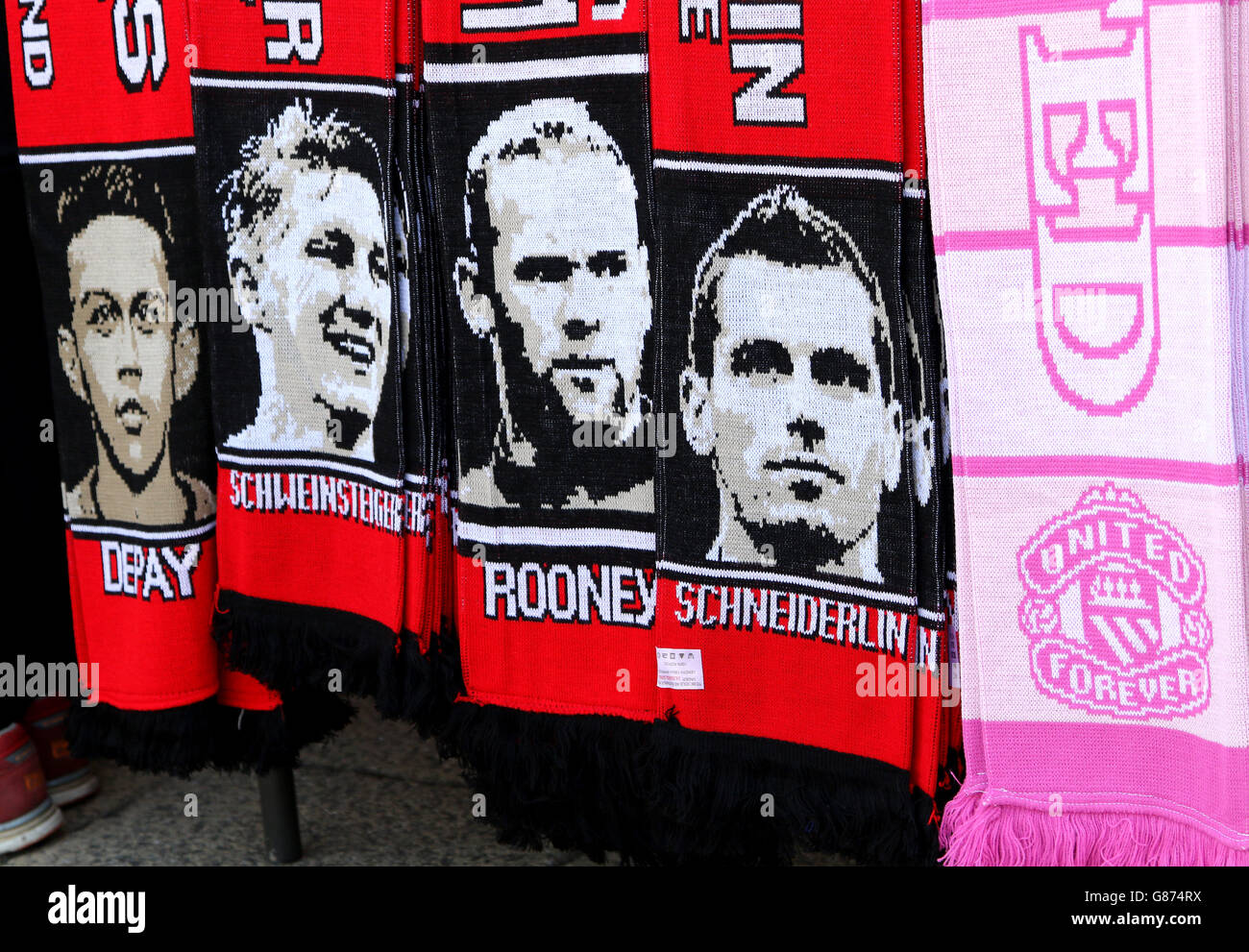 Football - Barclays Premier League - Manchester United / Tottenham Hotspur - Old Trafford.Foulards en solde à l'extérieur d'Old Trafford, Manchester United football Club Banque D'Images