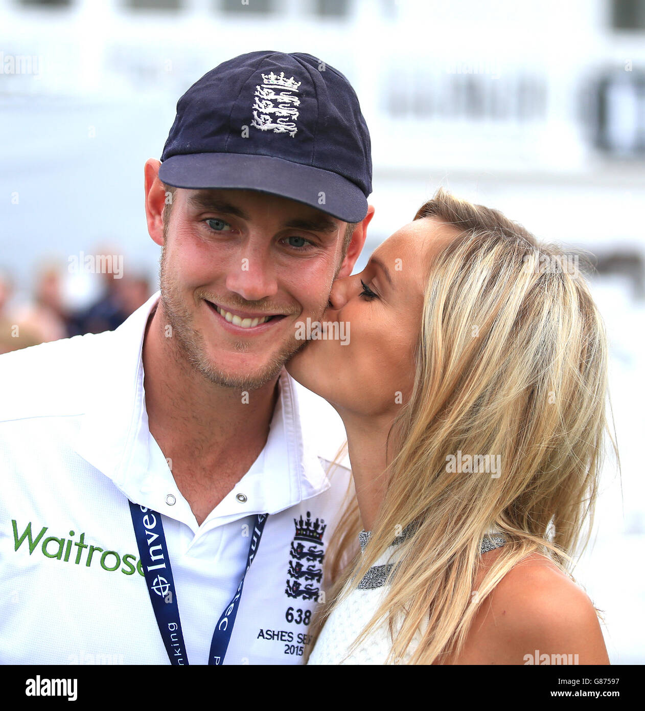 Stuart Broad est embrassé de sa petite amie Bealey Mitchell après la victoire de l'Angleterre lors du troisième jour du quatrième test Investec Ashes à Trent Bridge, Nottingham. Banque D'Images