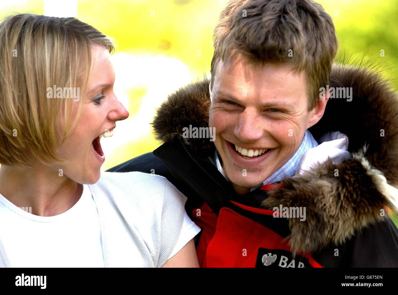 Tom Avery, 29 ans, de Ticehurst, dans l'est du Sussex, avec sa petite amie Mary Hope après son retour à Londres le lundi 2 mai 2005, après avoir été à la tête de l'équipe la plus rapide au monde à traverser le pôle Nord. Banque D'Images