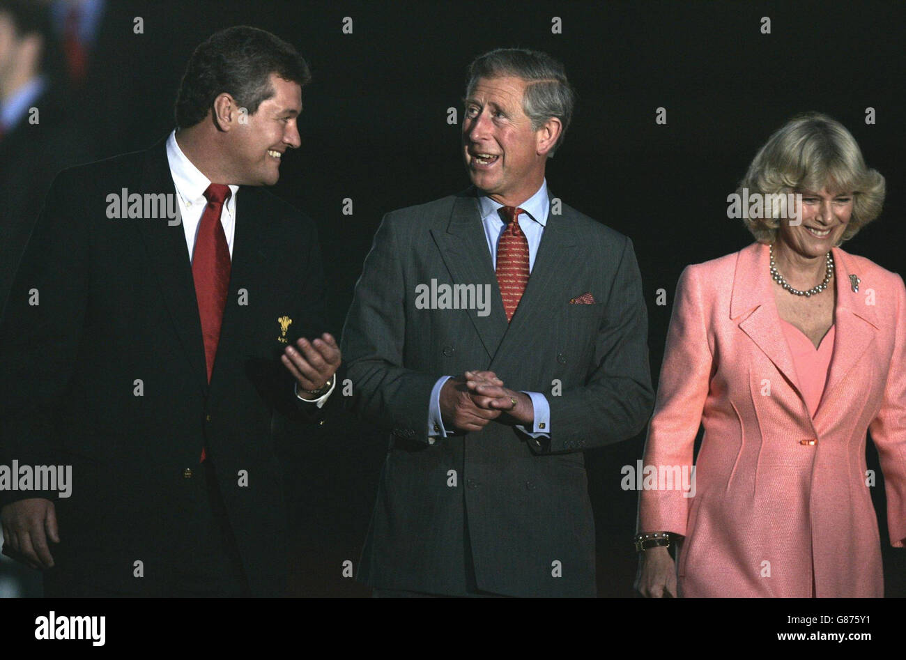 Le président de la Welsh Rugby Union David Pickering accompagne le prince de Galles et la duchesse de Cornwall. Banque D'Images