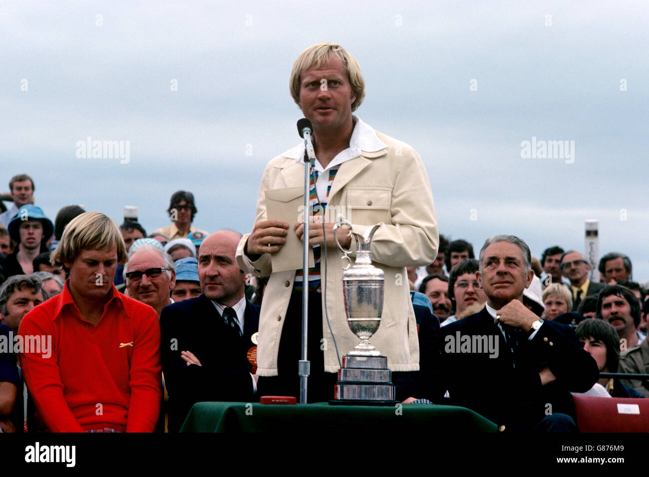 Jack Nicklaus (c) considère son discours comme un champion de l'Open Johnny Miller (l) arque sa tête avec modestie Banque D'Images