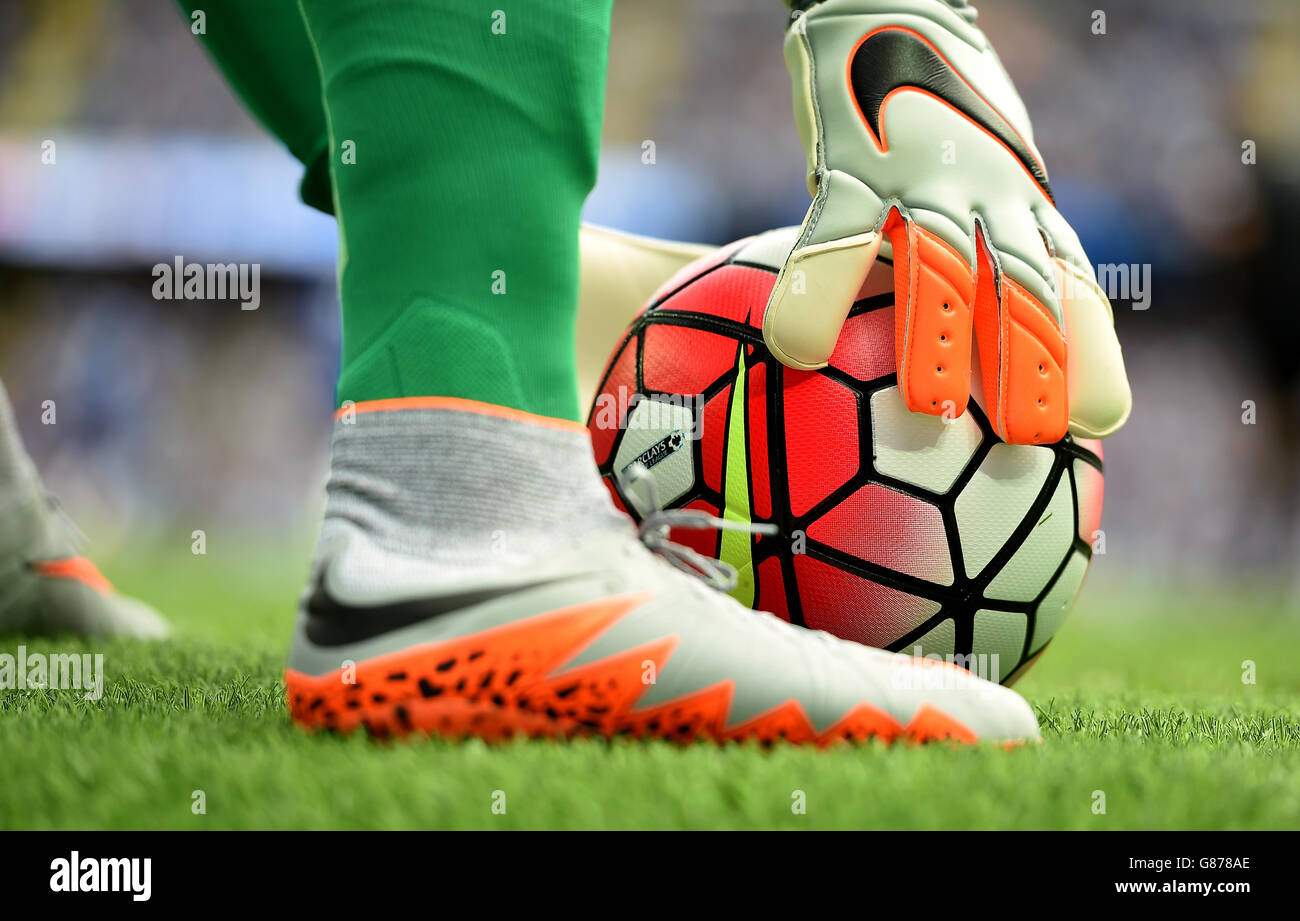 Vue détaillée des chaussures et des gants du gardien de but de Manchester  City et du ballon de football Nike Match Day Joe Hart lors du match de la  Barclays Premier League