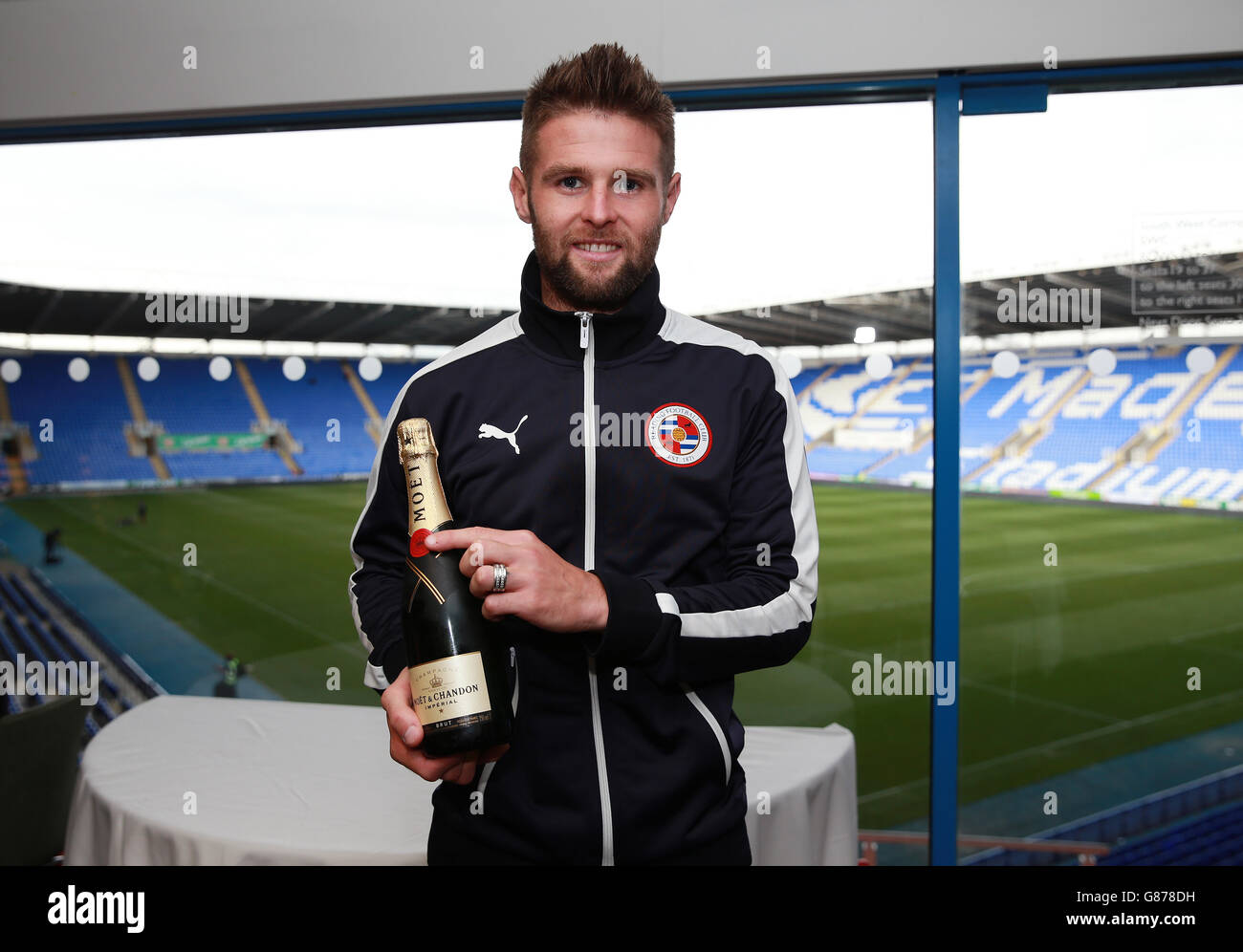 Oliver Norwood reçoit ses prix de l'homme du match pour le championnat Sky Bet au Madejski Stadium, Reading. Banque D'Images