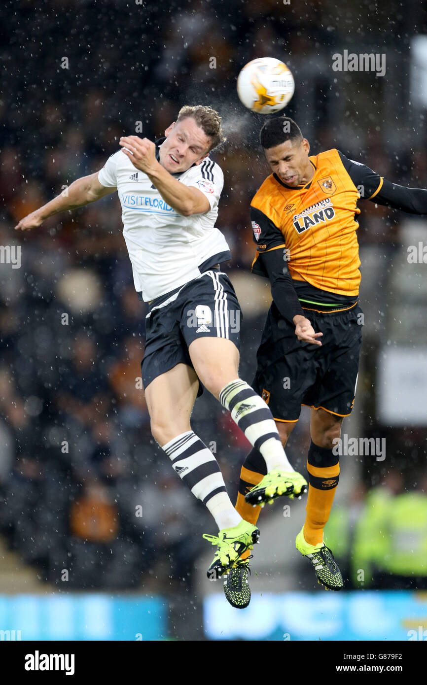 Matt Smith de Fulham (à gauche) défie Curtis Davies de Hull City lors du match du championnat Sky Bet au KC Stadium de Hull. APPUYEZ SUR ASSOCIATION photo. Date de la photo: Mercredi 19 août 2015. Voir PA Story SOCCER Hull. Le crédit photo devrait se lire comme suit : Richard Sellers/PA Wire. Banque D'Images