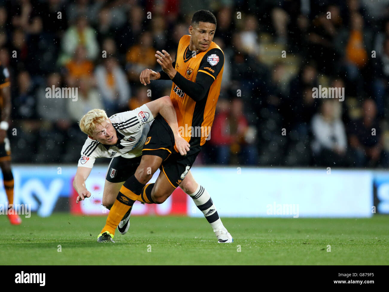 Curtis Davies, de Hull City (à droite), défie Ben Pringle de Fulham lors du match du championnat Sky Bet au KC Stadium, à Hull. APPUYEZ SUR ASSOCIATION photo. Date de la photo: Mercredi 19 août 2015. Voir PA Story SOCCER Hull. Le crédit photo devrait se lire comme suit : Richard Sellers/PA Wire. Aucune utilisation avec des fichiers audio, vidéo, données, listes de présentoirs, logos de clubs/ligue ou services « en direct » non autorisés. Utilisation en ligne limitée à 45 images, pas d'émulation vidéo. Aucune utilisation dans les Paris, les jeux ou les publications de club/ligue/joueur unique. Banque D'Images