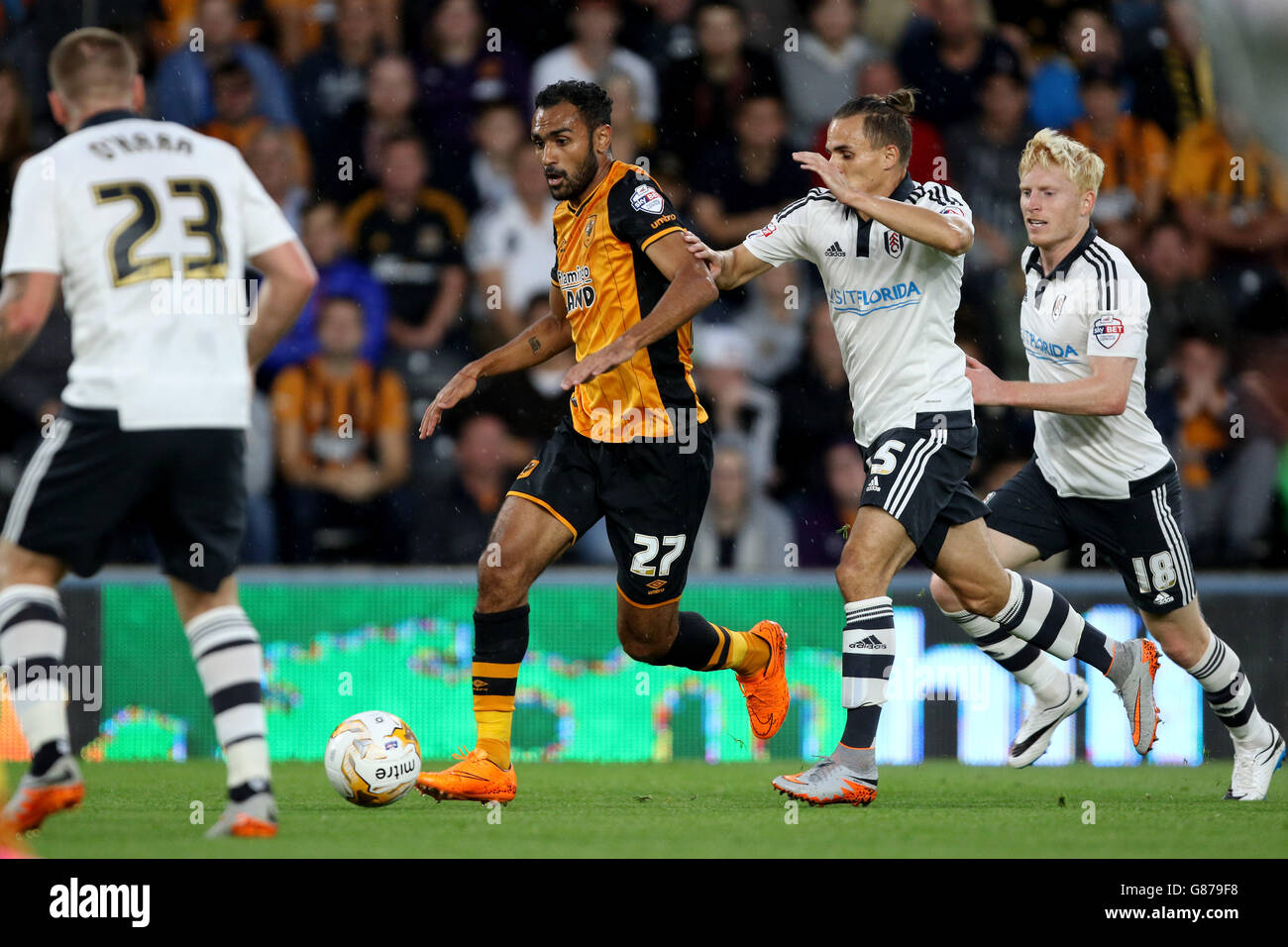 Ahmed Elmohamady, de Hull City, lutte pour le ballon avec Kay Viser de Fulham (deuxième à droite) lors du match du championnat Sky Bet au KC Stadium, à Hull. APPUYEZ SUR ASSOCIATION photo. Date de la photo: Mercredi 19 août 2015. Voir PA Story SOCCER Hull. Le crédit photo devrait se lire comme suit : Richard Sellers/PA Wire. Aucune utilisation avec des fichiers audio, vidéo, données, listes de présentoirs, logos de clubs/ligue ou services « en direct » non autorisés. Utilisation en ligne limitée à 45 images, pas d'émulation vidéo. Aucune utilisation dans les Paris, les jeux ou les publications de club/ligue/joueur unique. Banque D'Images