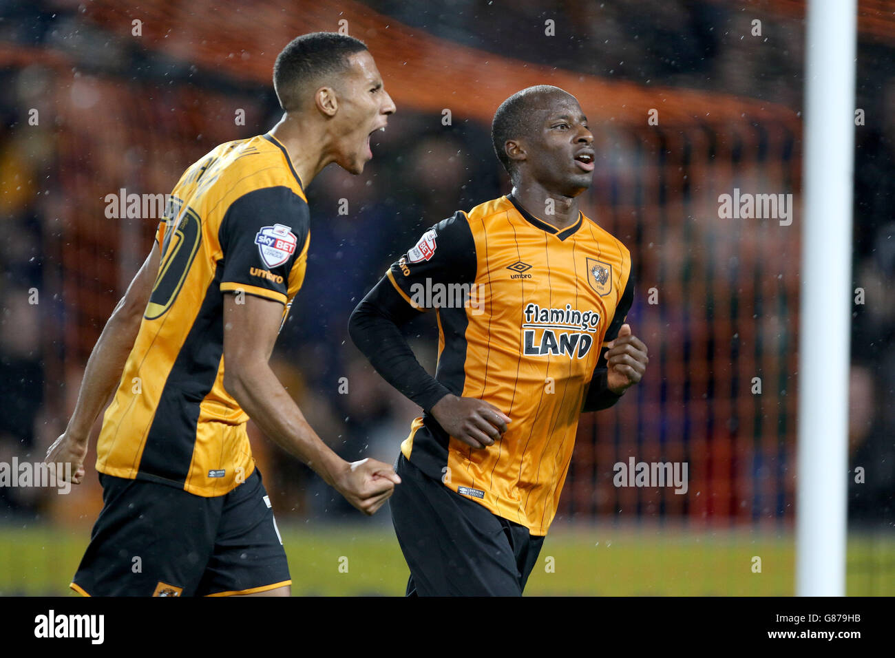 Sone Aluko de Hull City (à droite) célèbre avec son coéquipier Isaac Hayden après avoir marquant le deuxième but du match du championnat Sky Bet au KC Stadium de Hull. APPUYEZ SUR ASSOCIATION photo. Date de la photo: Mercredi 19 août 2015. Voir PA Story SOCCER Hull. Le crédit photo devrait se lire comme suit : Richard Sellers/PA Wire. Banque D'Images