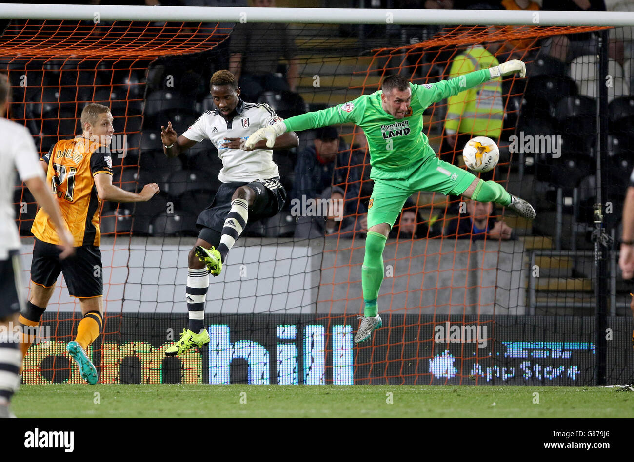 La Moussa Dembele (au centre) de Fulham met au défi le gardien de but Allan McGregor de Hull City pour le ballon lors du match du championnat Sky Bet au KC Stadium, à Hull. APPUYEZ SUR ASSOCIATION photo. Date de la photo: Mercredi 19 août 2015. Voir PA Story SOCCER Hull. Le crédit photo devrait se lire comme suit : Richard Sellers/PA Wire. Aucune utilisation avec des fichiers audio, vidéo, données, listes de présentoirs, logos de clubs/ligue ou services « en direct » non autorisés. Utilisation en ligne limitée à 45 images, pas d'émulation vidéo. Aucune utilisation dans les Paris, les jeux ou les publications de club/ligue/joueur unique. Banque D'Images