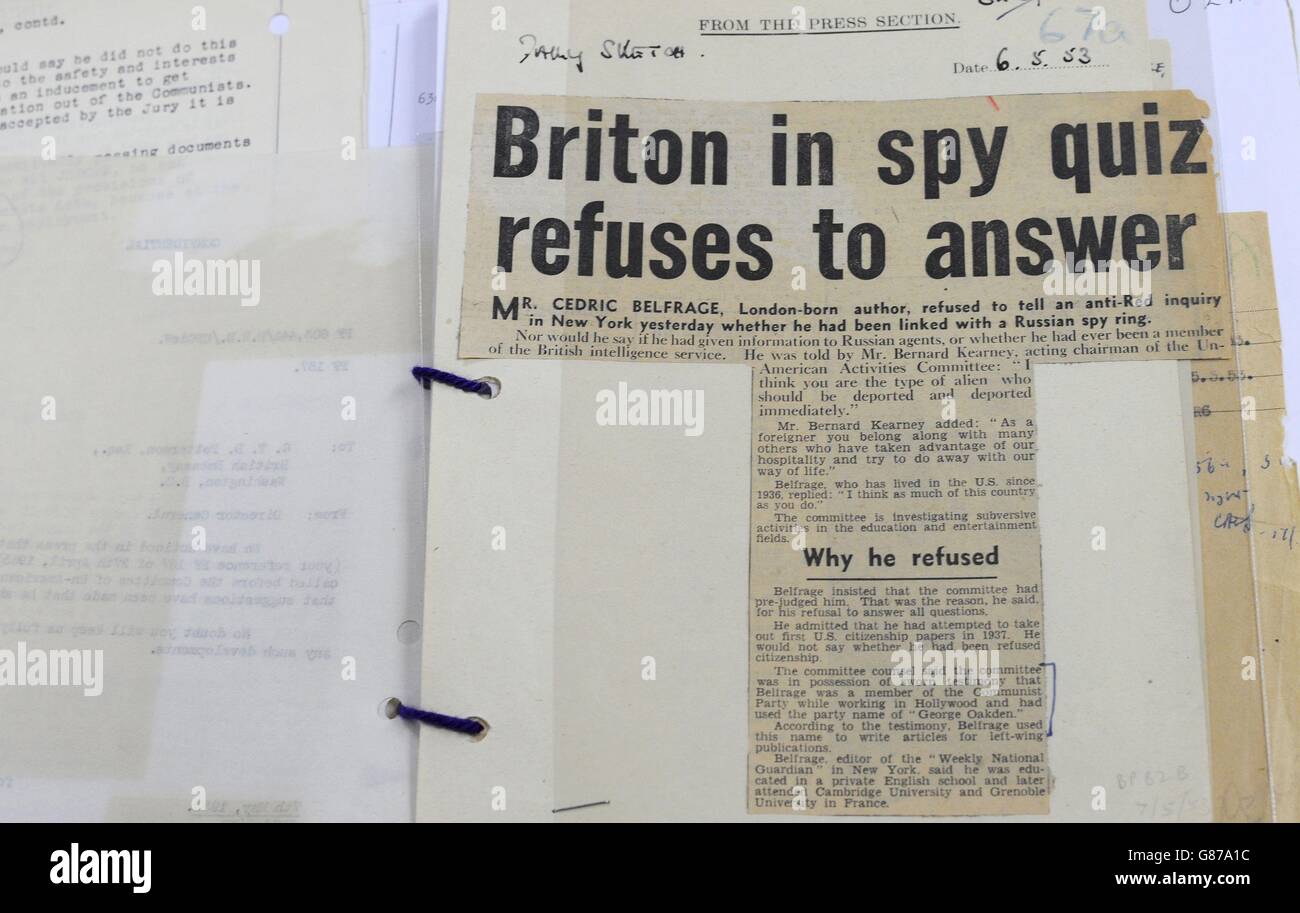 Dossier des Archives nationales de Kew, Londres, concernant Cedric Belfrage, une coupure de presse du Daily Sketch qui rapporte comment il a refusé de dire aux autorités américaines s'il avait été lié à un réseau d'espionnage russe. Banque D'Images