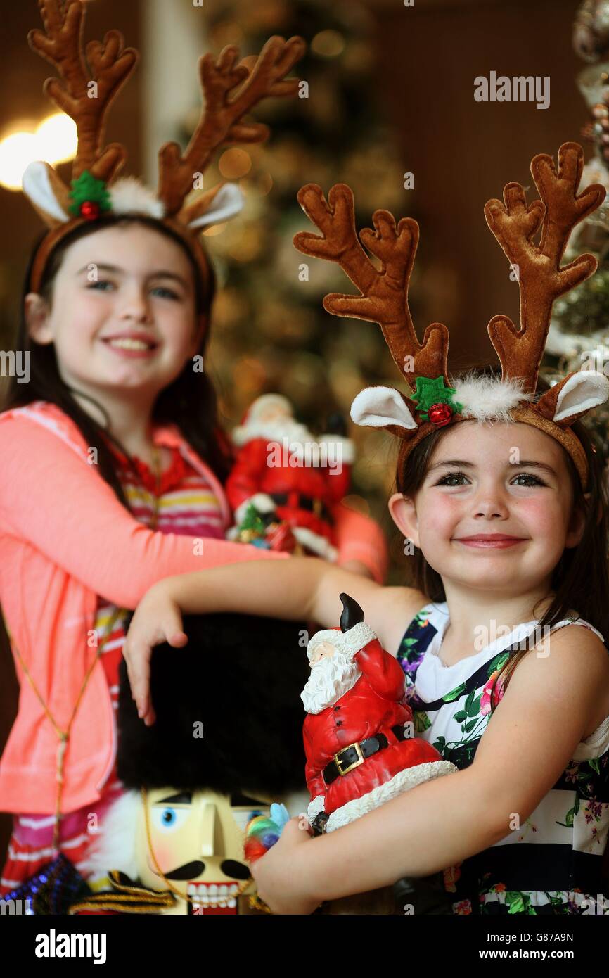 Rachel Scott, 8 ans (à gauche), et sa sœur Laura, 5 ans, de Leopardstown assistent à l'ouverture du marché de Noël au grand magasin Brown Thomas de Dublin. Banque D'Images