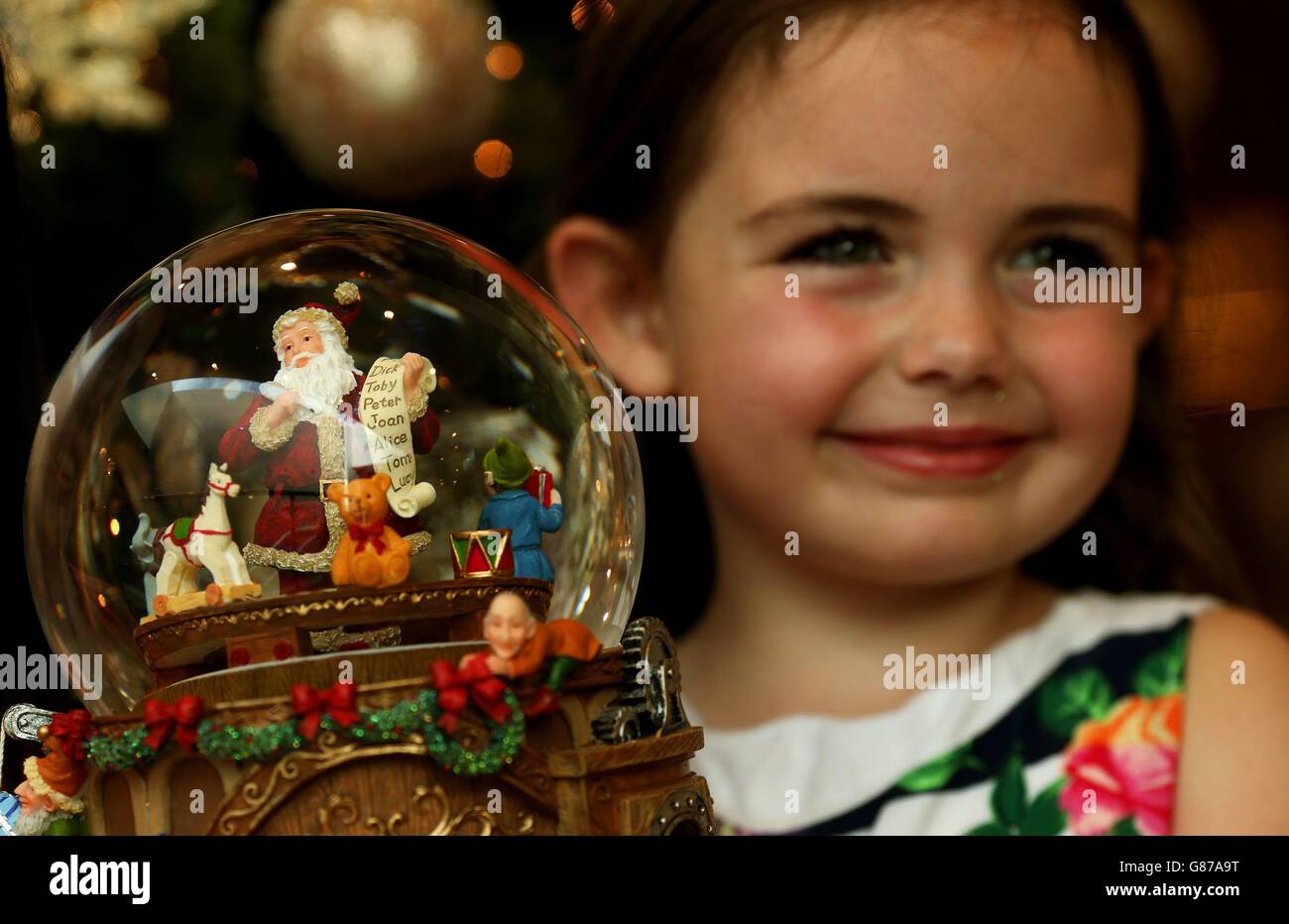 Laura Scott, 5 ans, de Leopardstown assiste à l'ouverture du marché de Noël au grand magasin Brown Thomas de Dublin. Banque D'Images