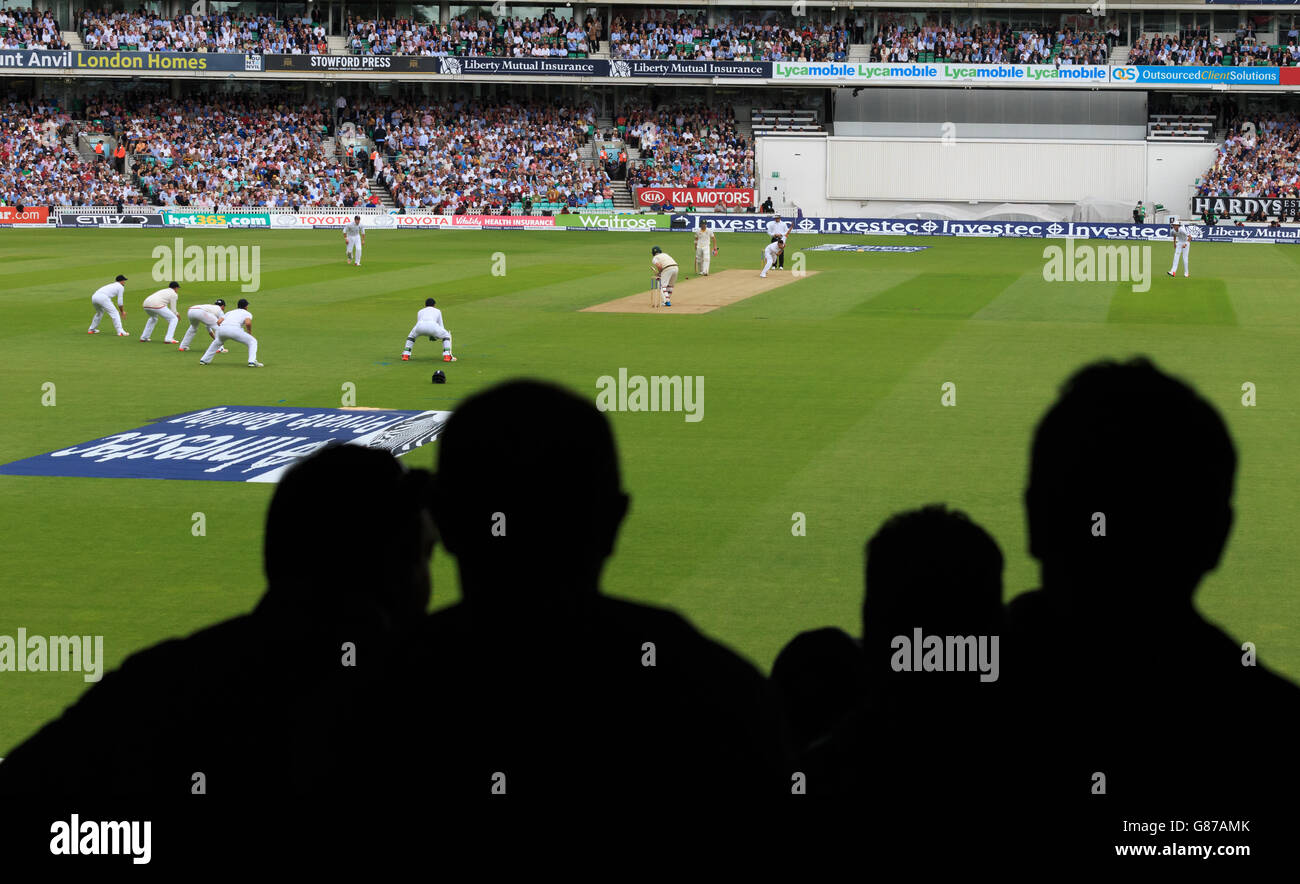 Un point de vue général de l'action entre l'Angleterre et l'Australie À l'ovale comme Mark bols de bois Banque D'Images