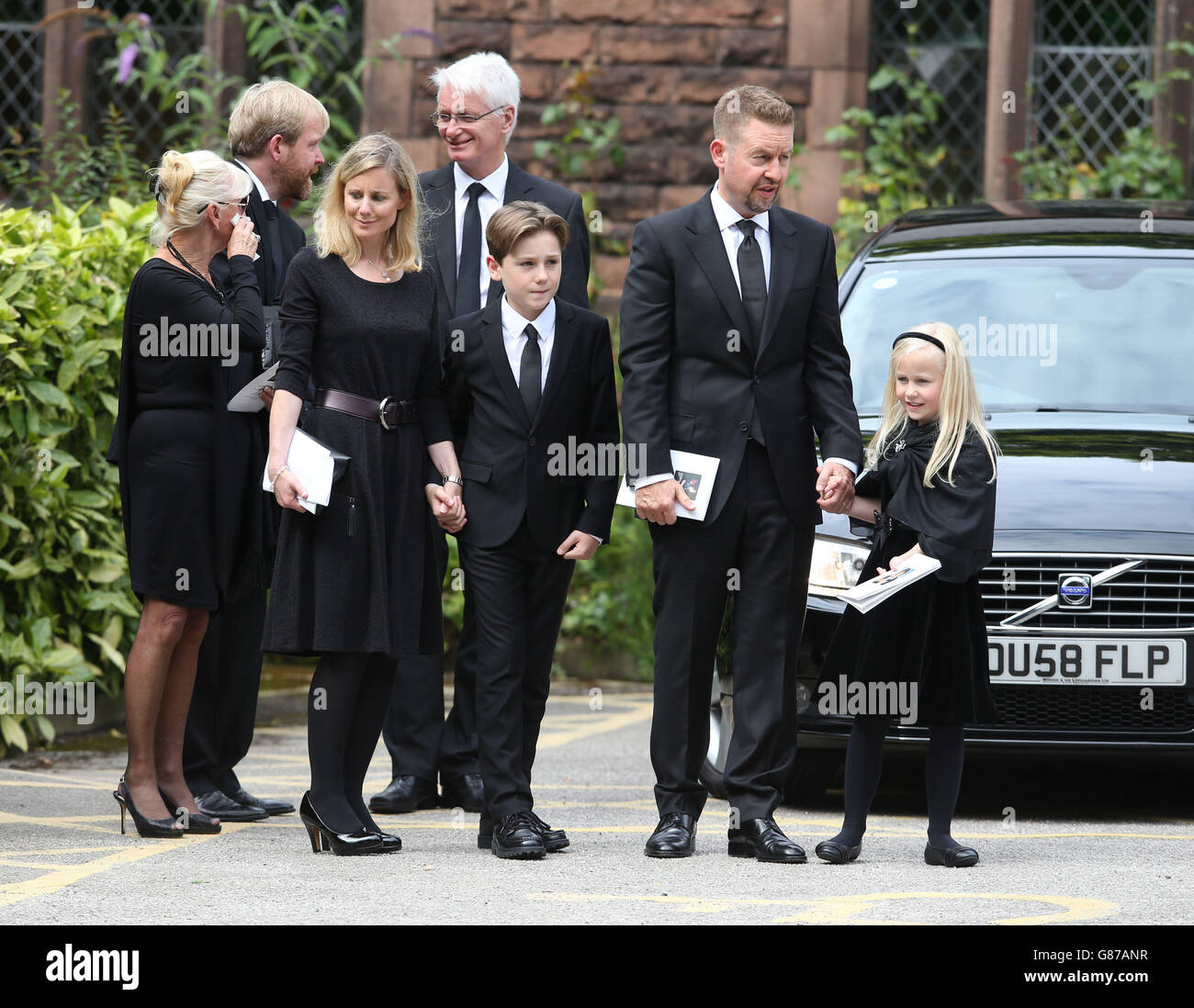 Ben et Robert, fils de Cilla Black, avec leurs familles, quittent l'église St Mary's à Woolton, Liverpool, après les funérailles de Cilla Black . Banque D'Images