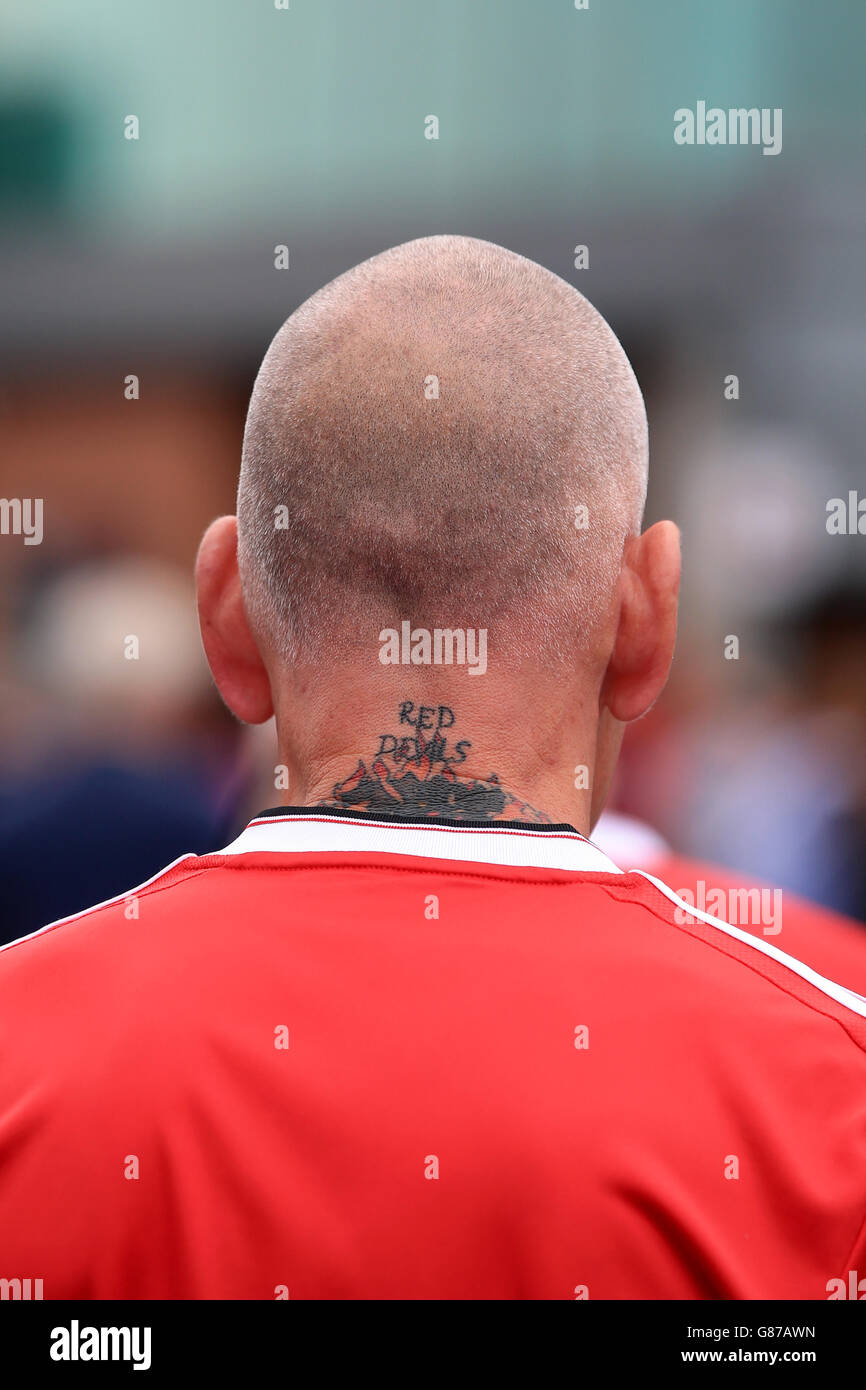 Un fan de Manchester United avec un tatouage Red Devils devant le sol avant le match de la Barclays Premier League à Old Trafford, Manchester. Banque D'Images